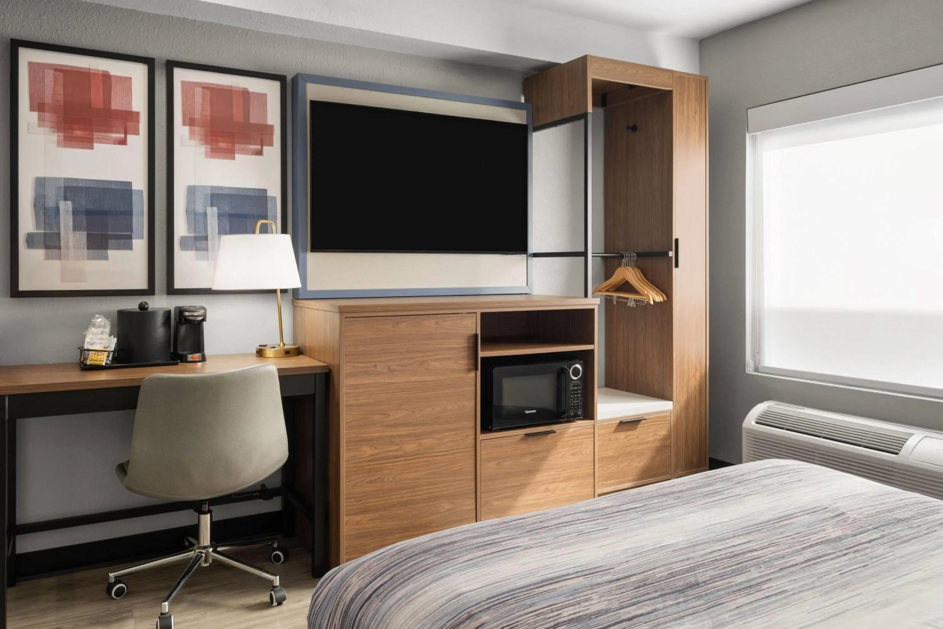 Photo of the whole room, Bed in AmericInn by Wyndham Urbana Champaign University Area