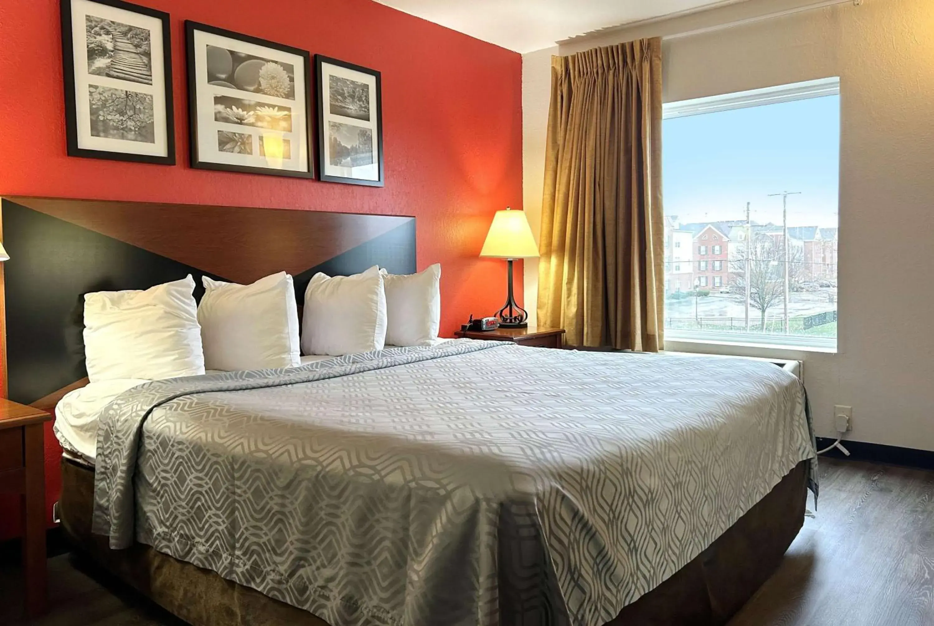 Photo of the whole room, Bed in Econo Lodge Champaign Urbana – University Area Photo of the whole room, Bed in Econo Lodge Champaign Urbana – University Area