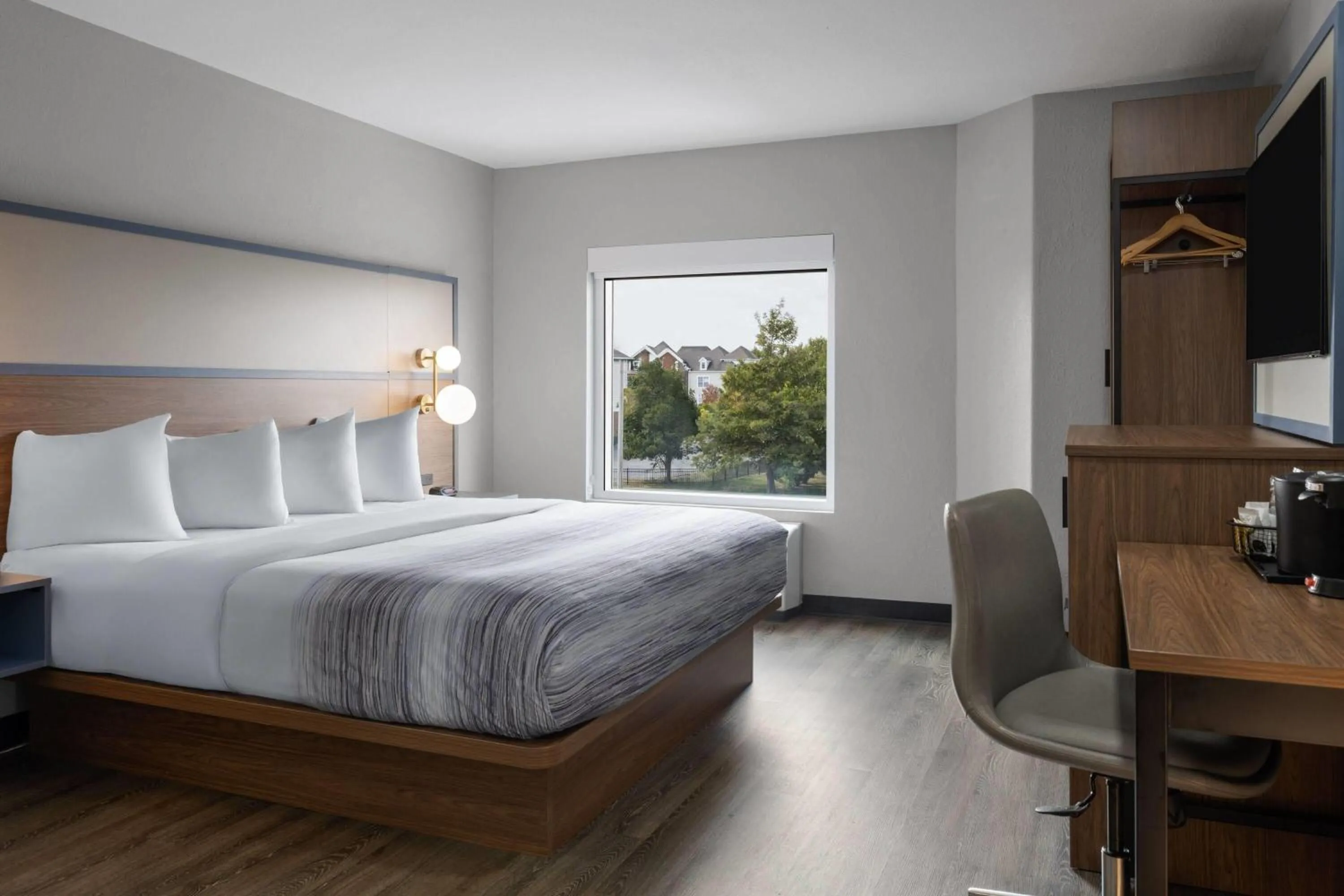 Photo of the whole room, Bed in AmericInn by Wyndham Urbana Champaign University Area