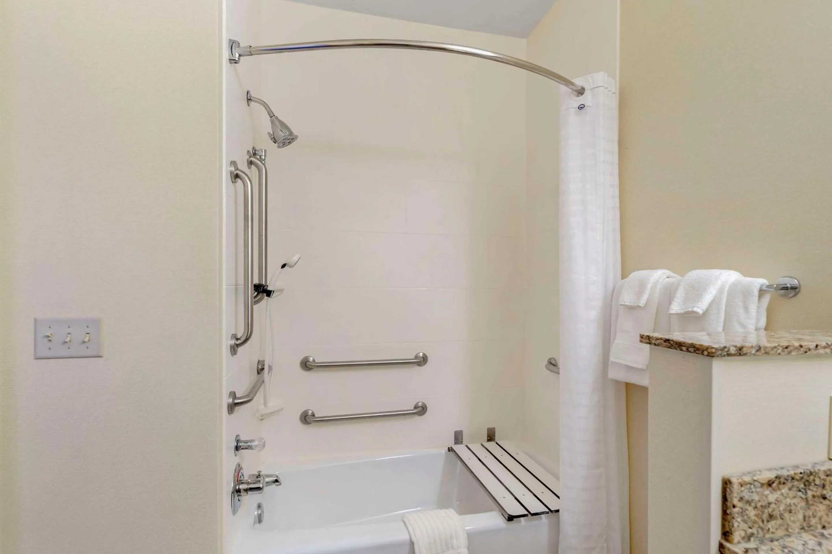 Bedroom in Comfort Suites Normal University area