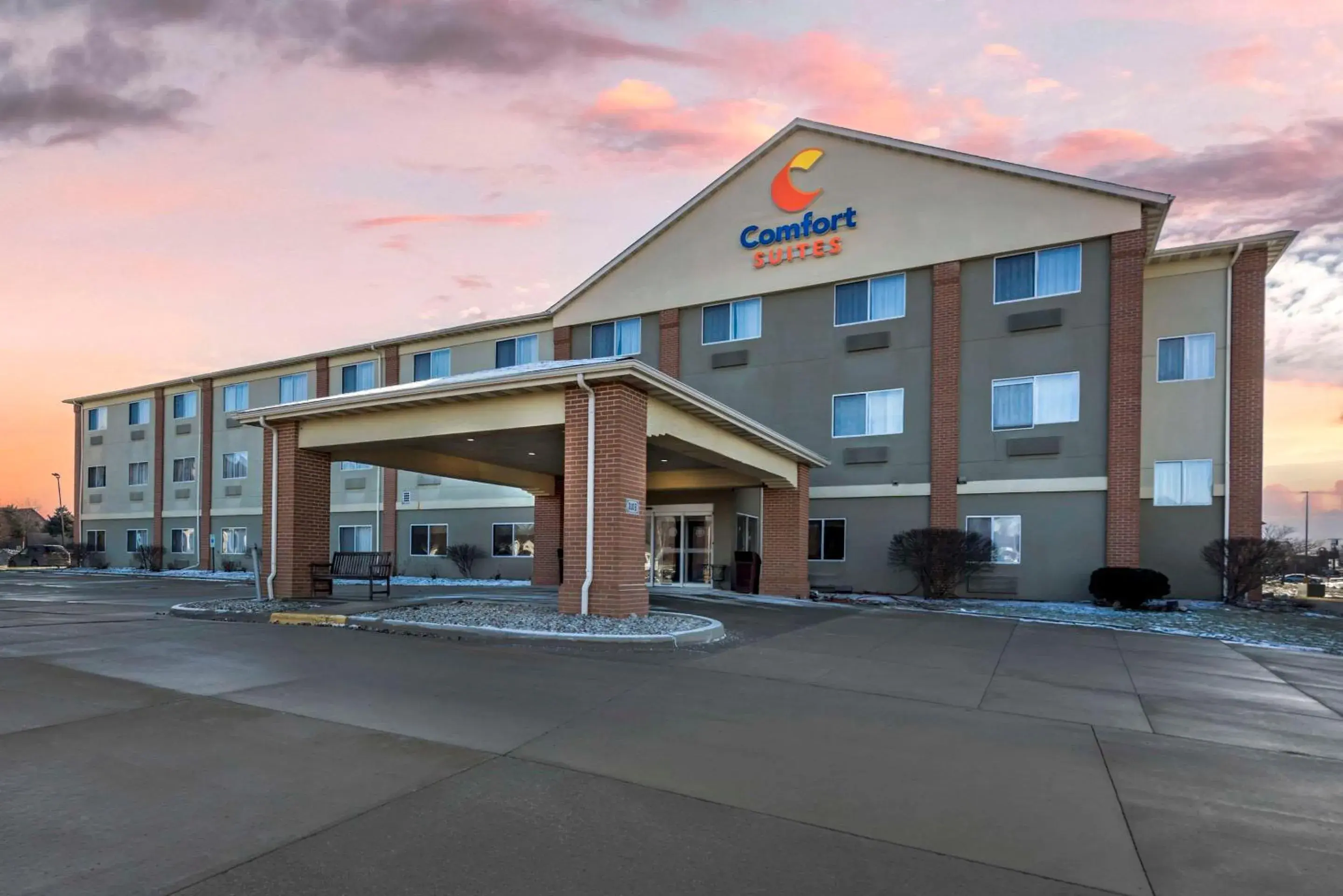 Property building in Comfort Suites Normal University area Property building in Comfort Suites Normal University area