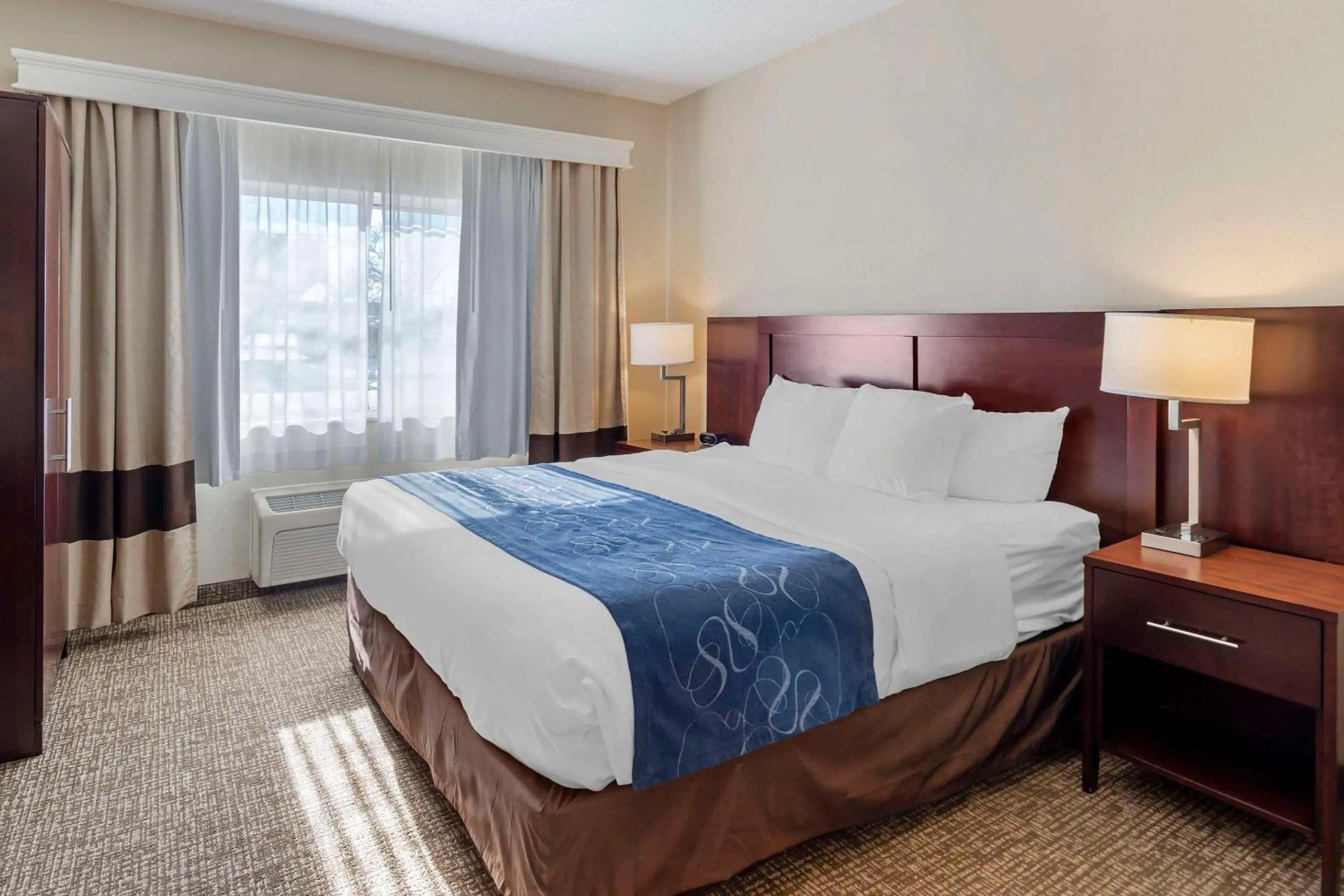 Bedroom, Bed in Comfort Suites Normal University area