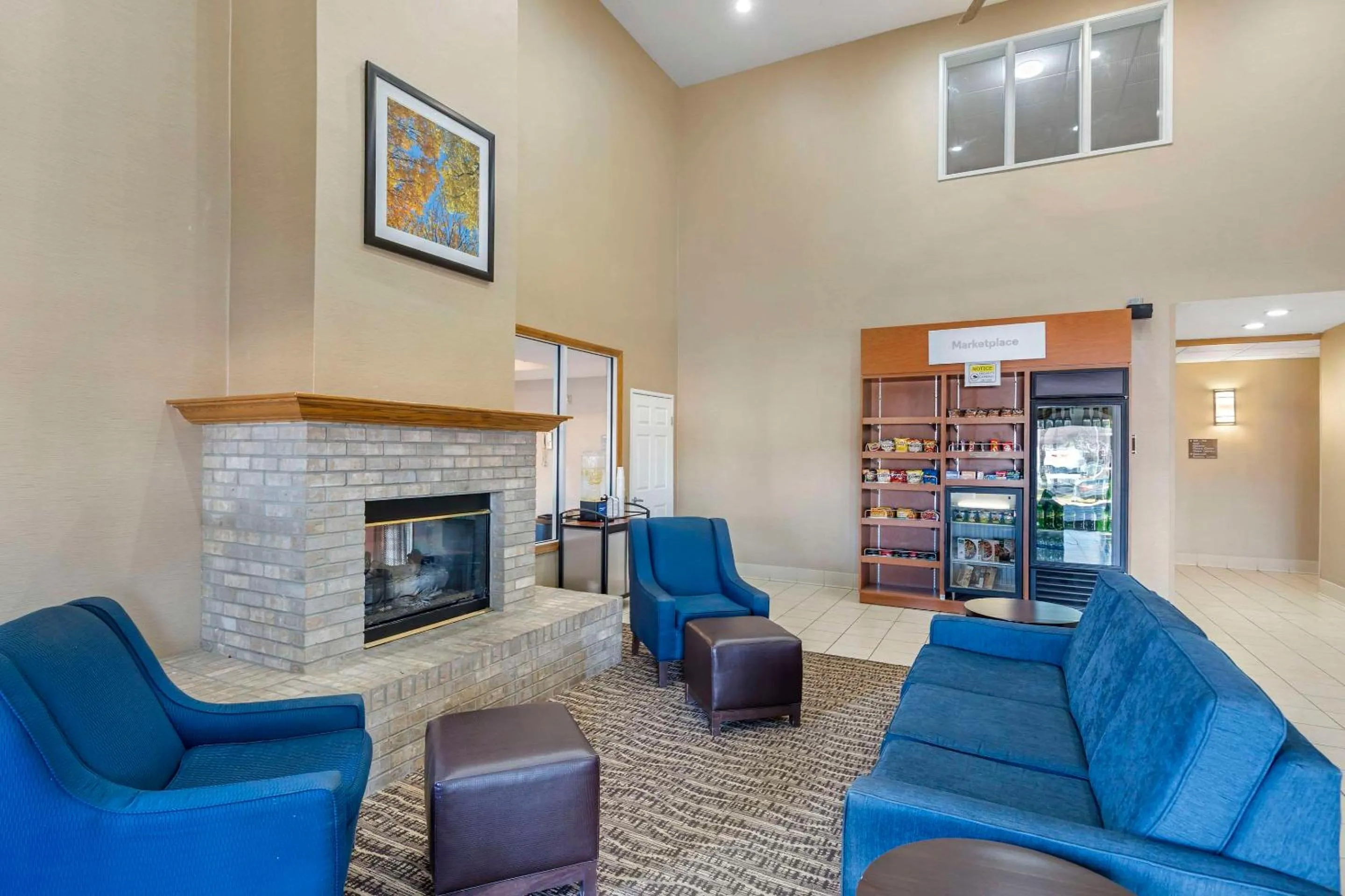 Lobby or reception in Comfort Suites Normal University area