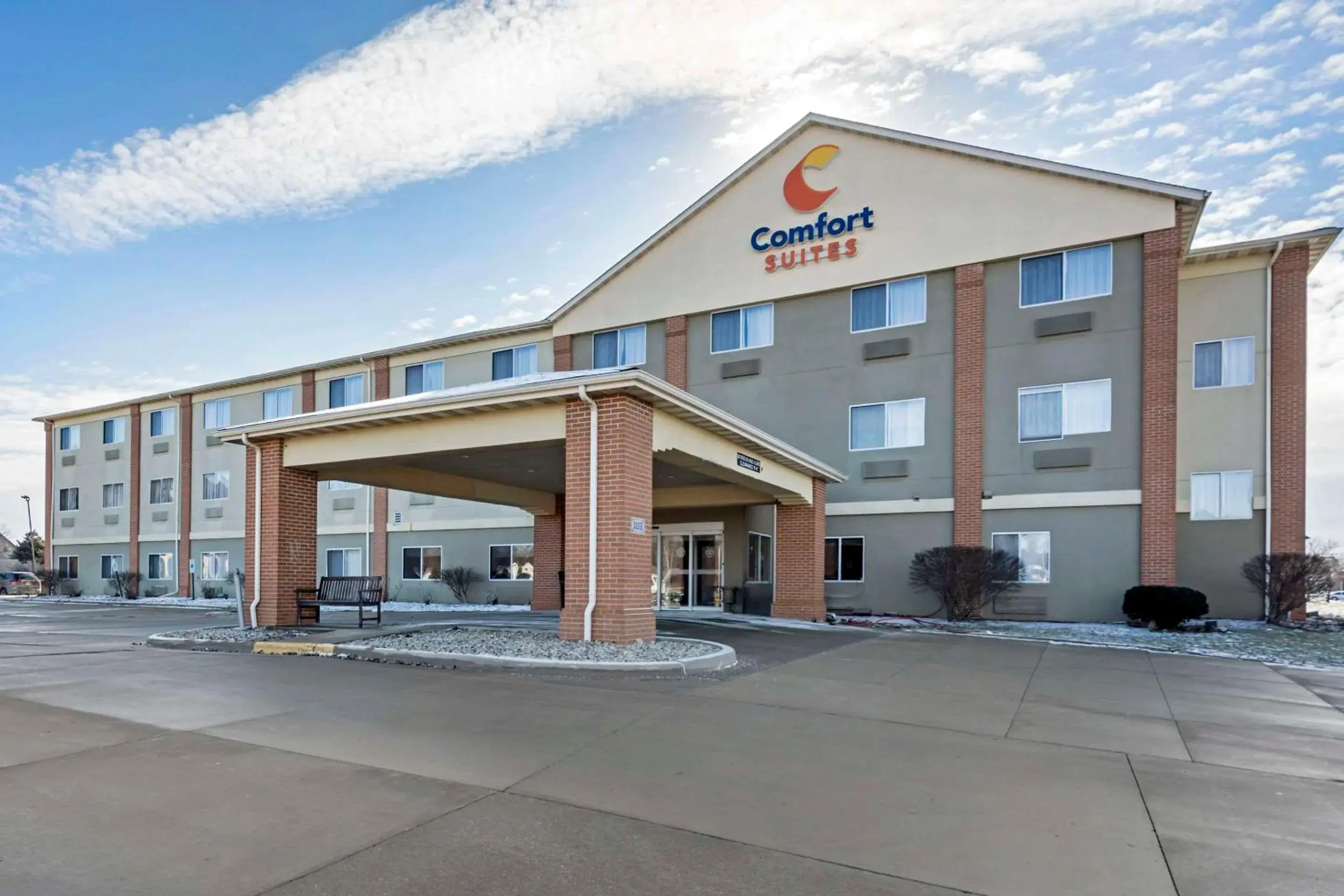 Property building in Comfort Suites Normal University area Property building in Comfort Suites Normal University area