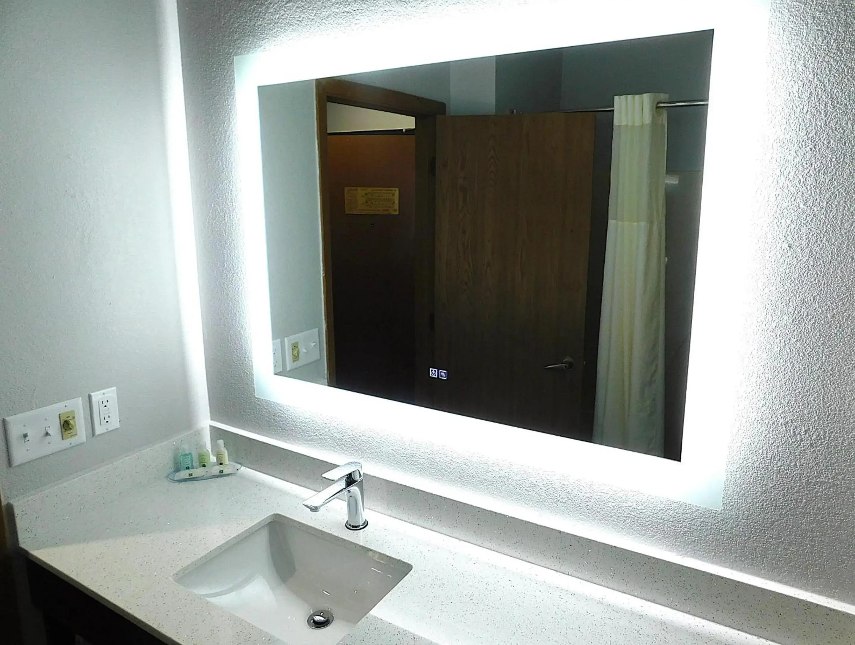 Bedroom in Quality Inn Pontiac Bedroom in Quality Inn Pontiac