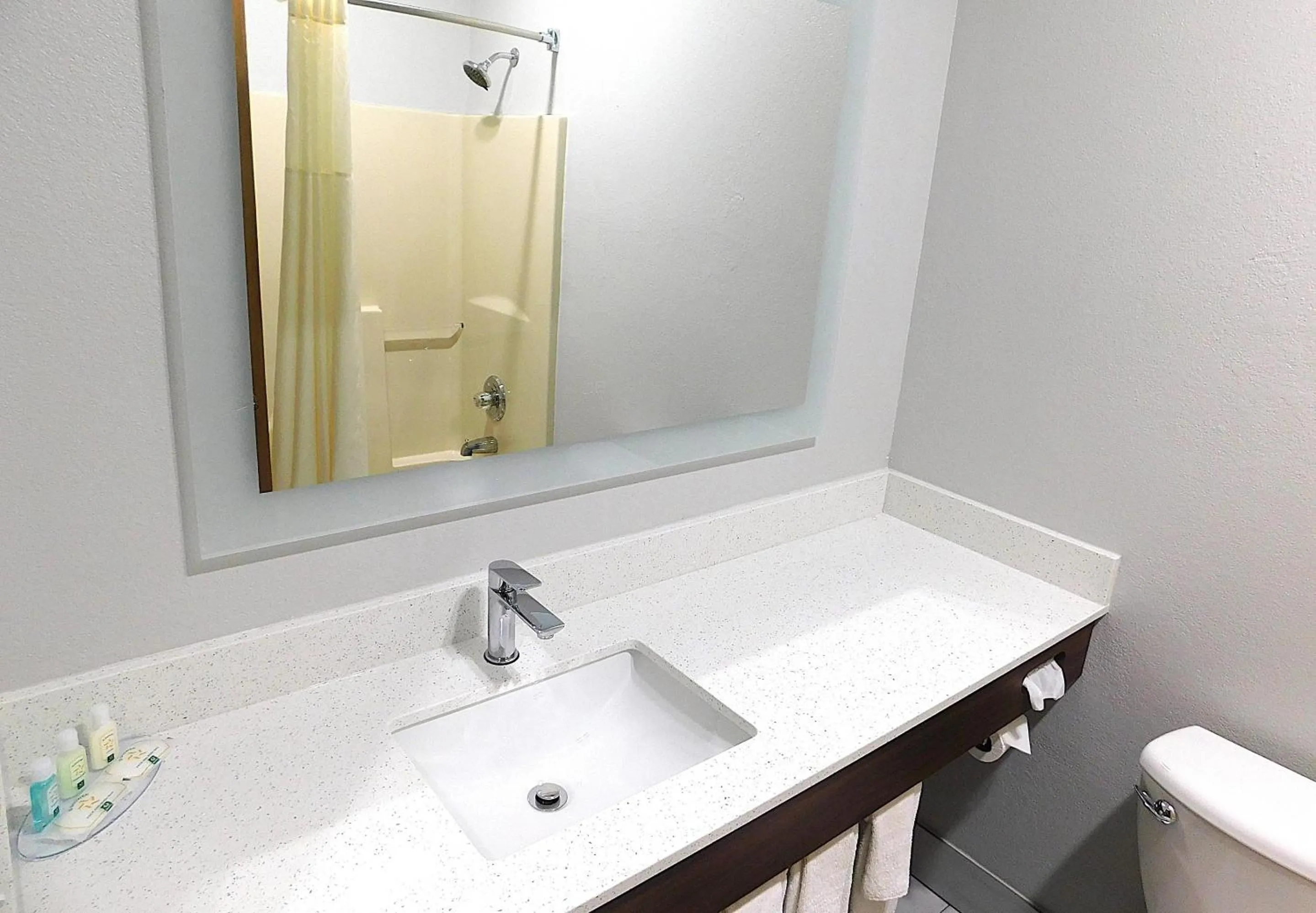 Bedroom in Quality Inn Pontiac