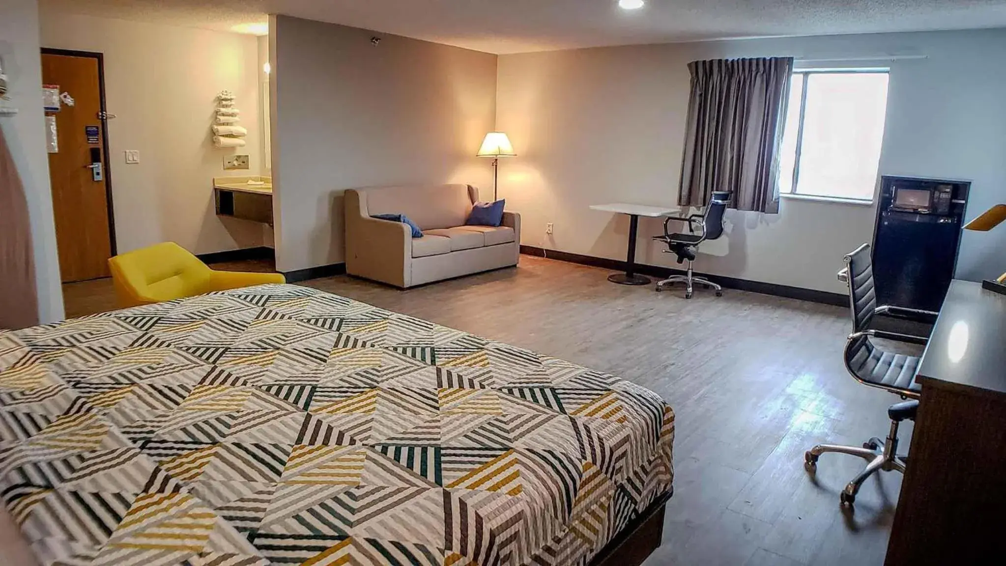 Bedroom, Bed in Motel 6-Kewanee, IL Bedroom, Bed in Motel 6-Kewanee, IL