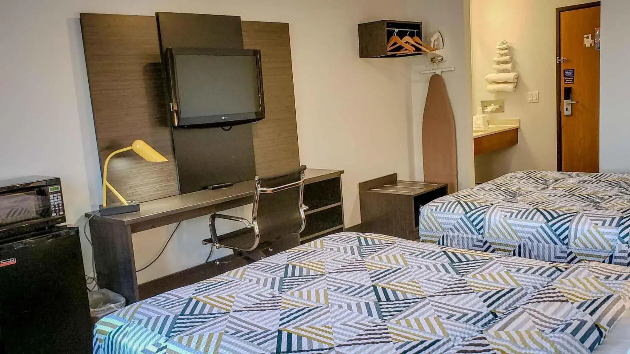 Bedroom, Bed in Motel 6-Kewanee, IL Bedroom, Bed in Motel 6-Kewanee, IL