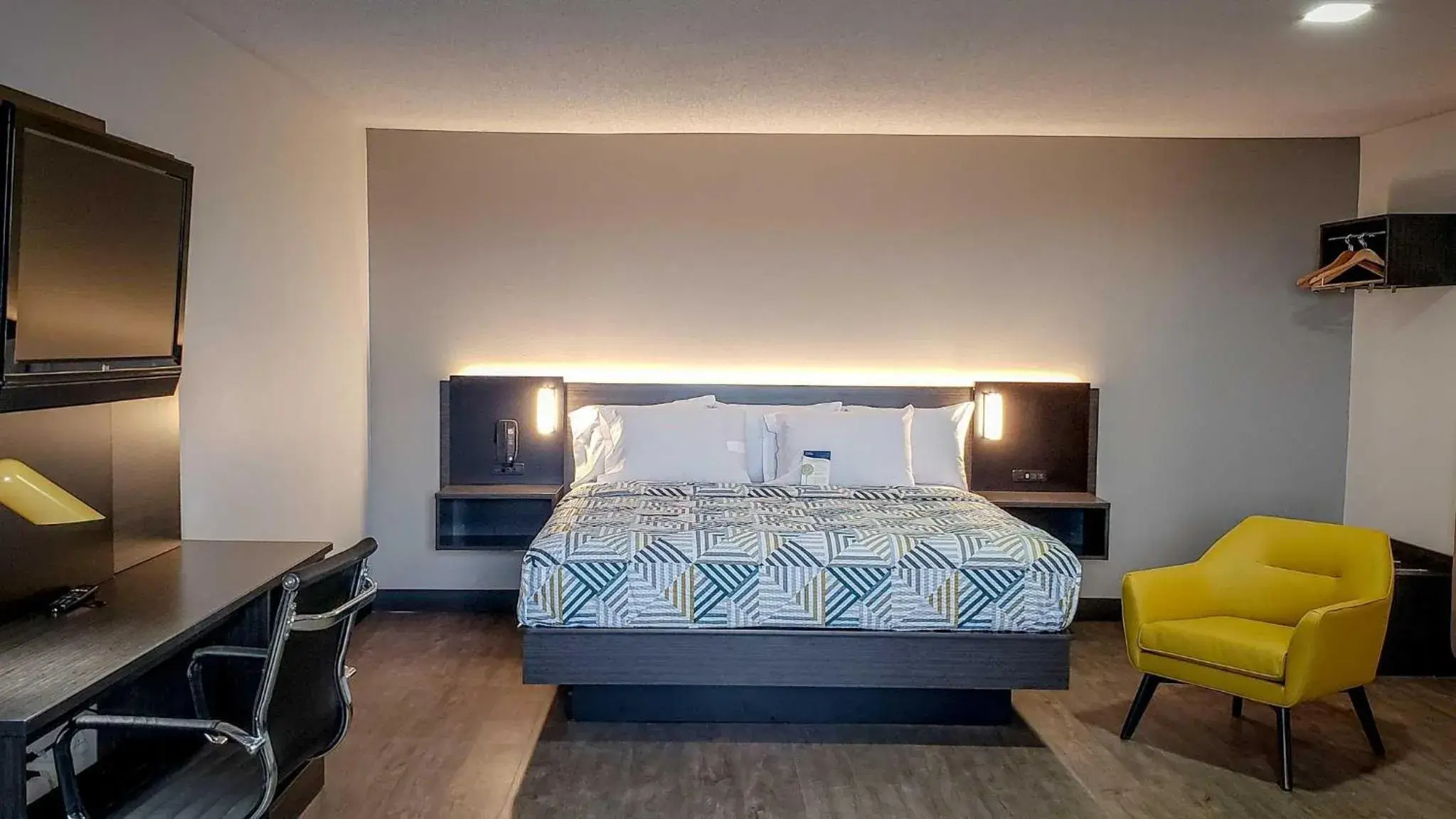 Bedroom, Bed in Motel 6-Kewanee, IL Bedroom, Bed in Motel 6-Kewanee, IL