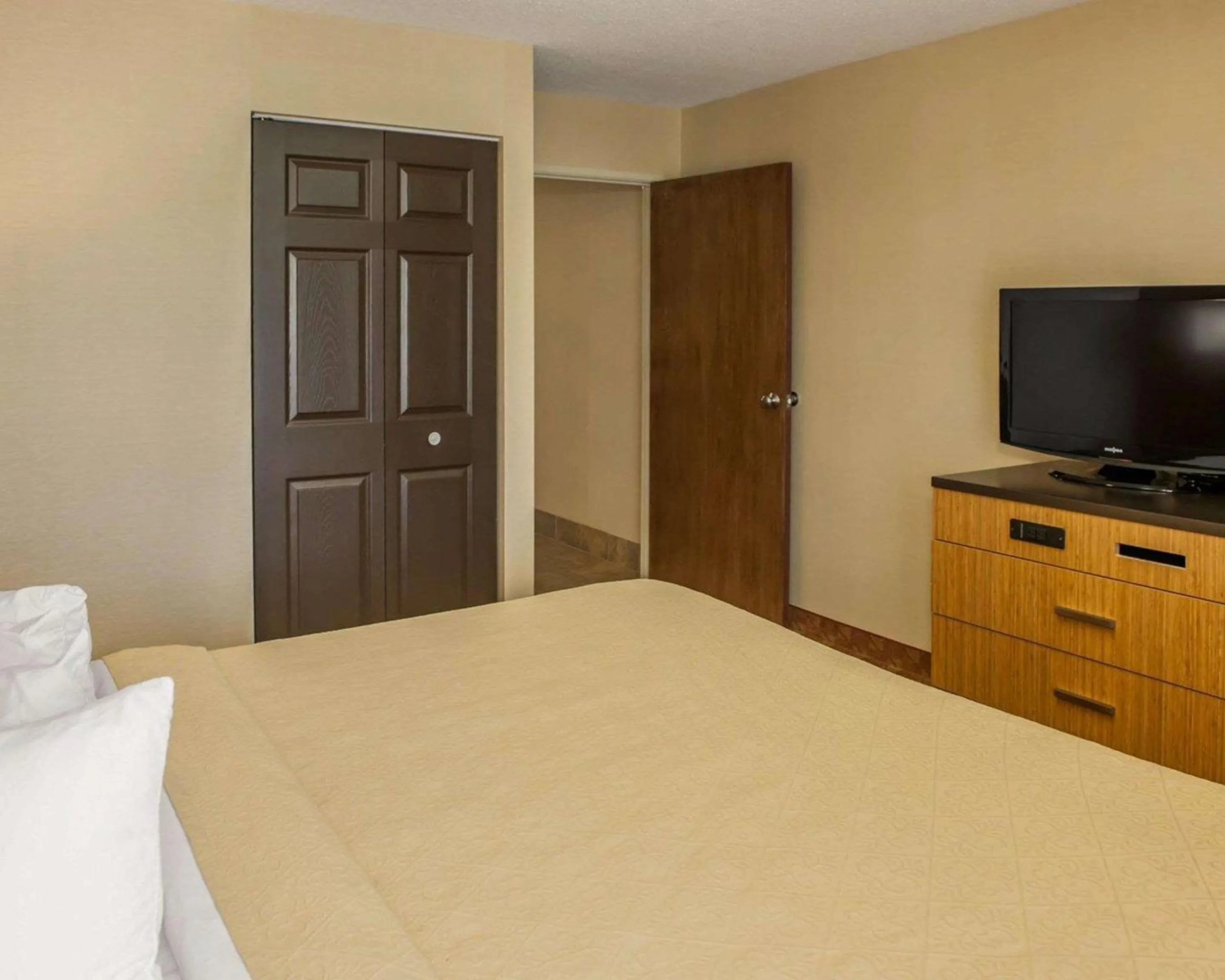 Photo of the whole room, Bed in Quality Inn Franklin I-65