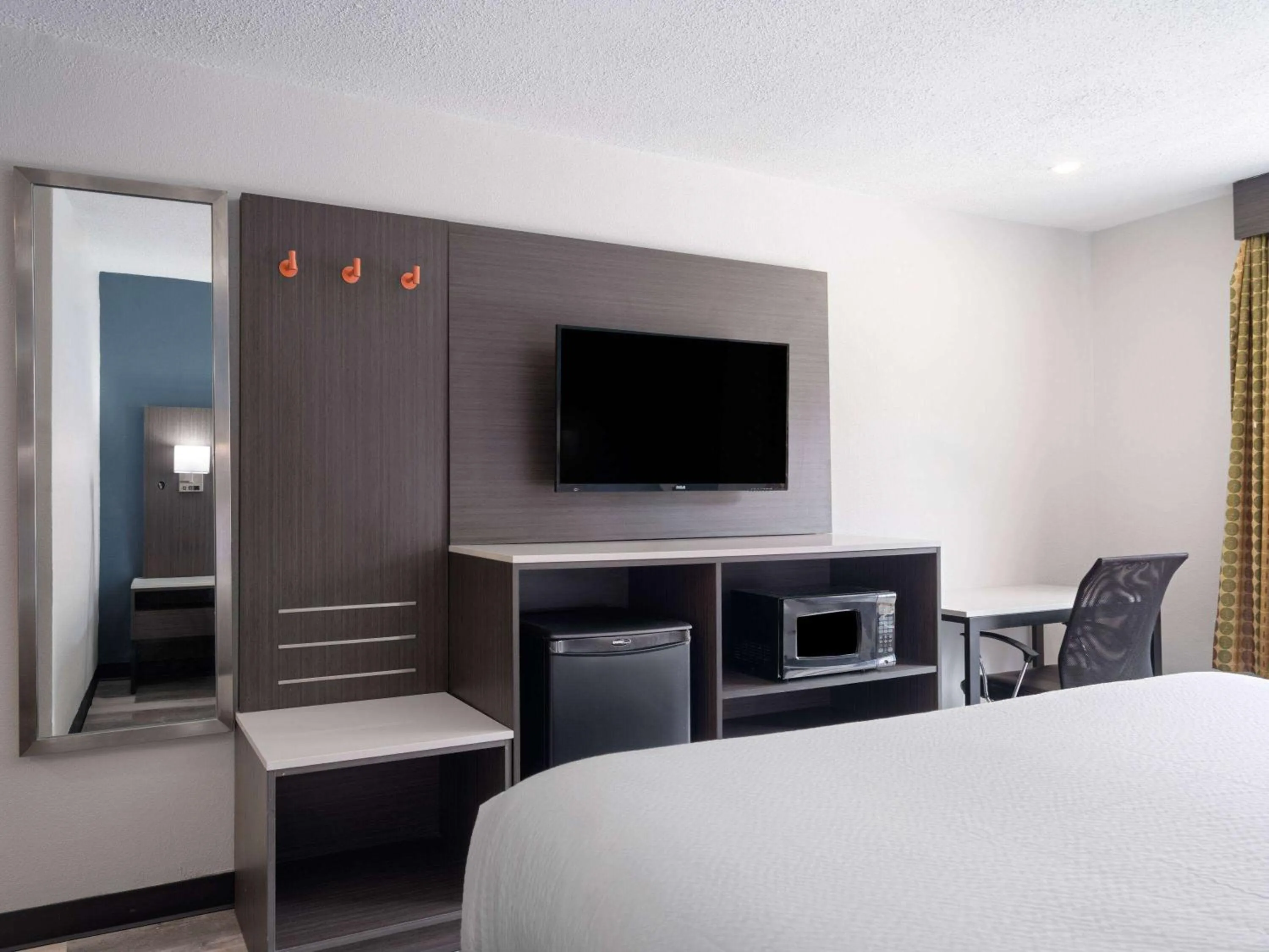 Photo of the whole room, Bed in Baymont by Wyndham Indianapolis East