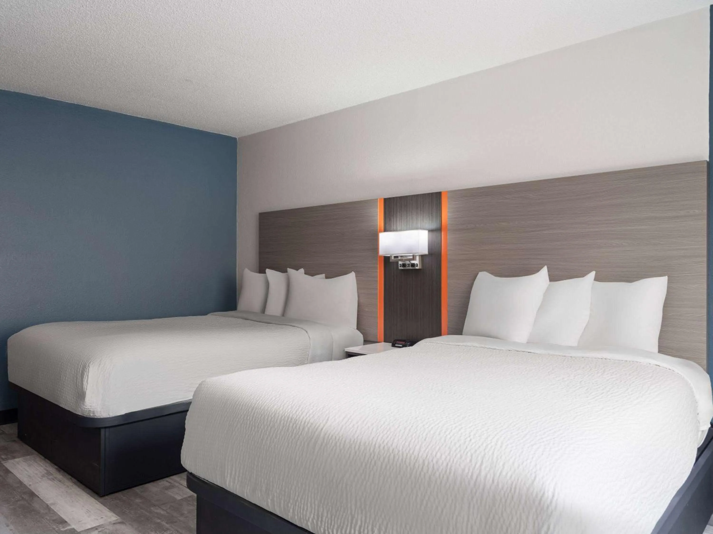 Photo of the whole room, Bed in Baymont by Wyndham Indianapolis East