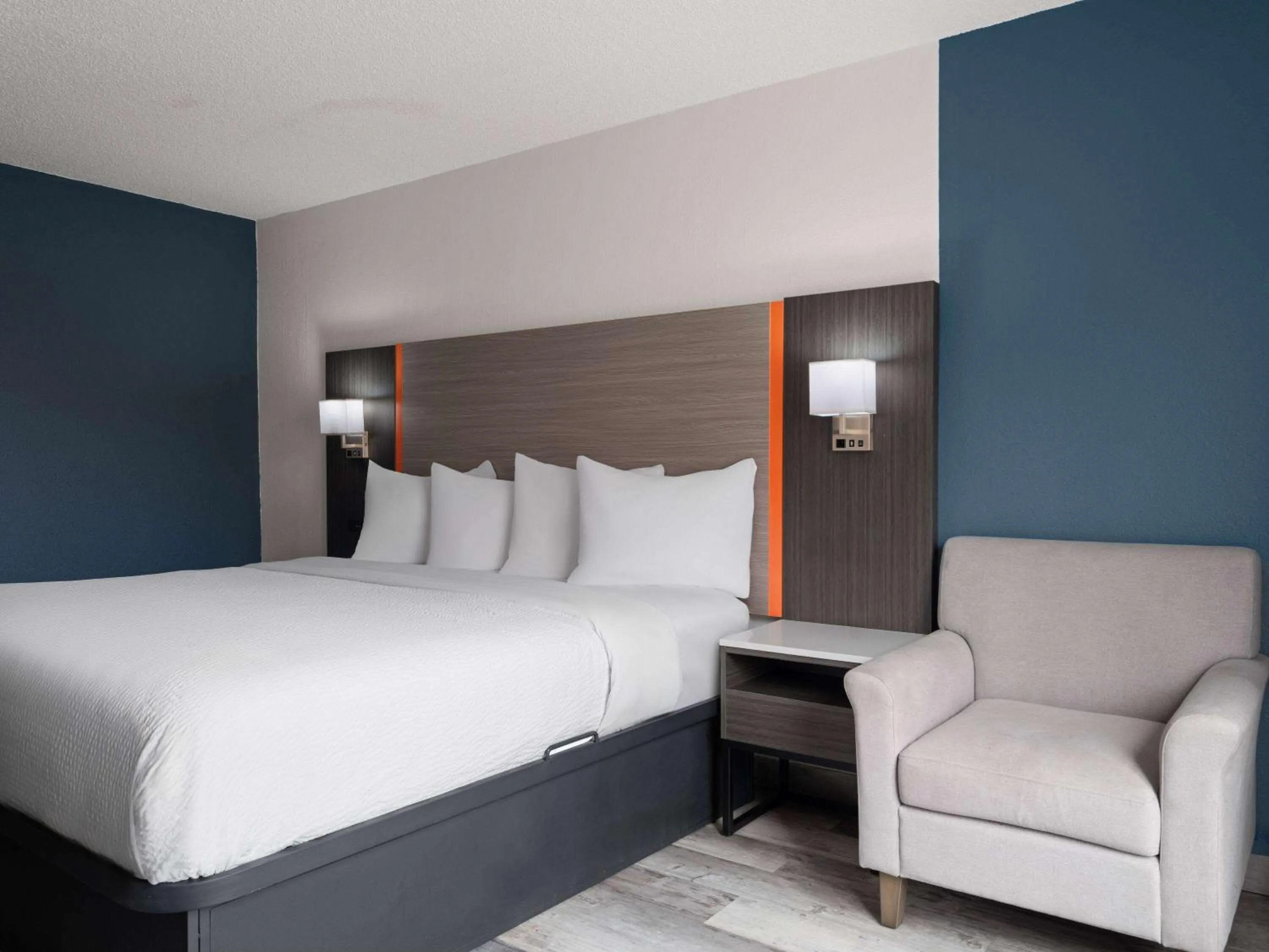 Photo of the whole room, Bed in Baymont by Wyndham Indianapolis East