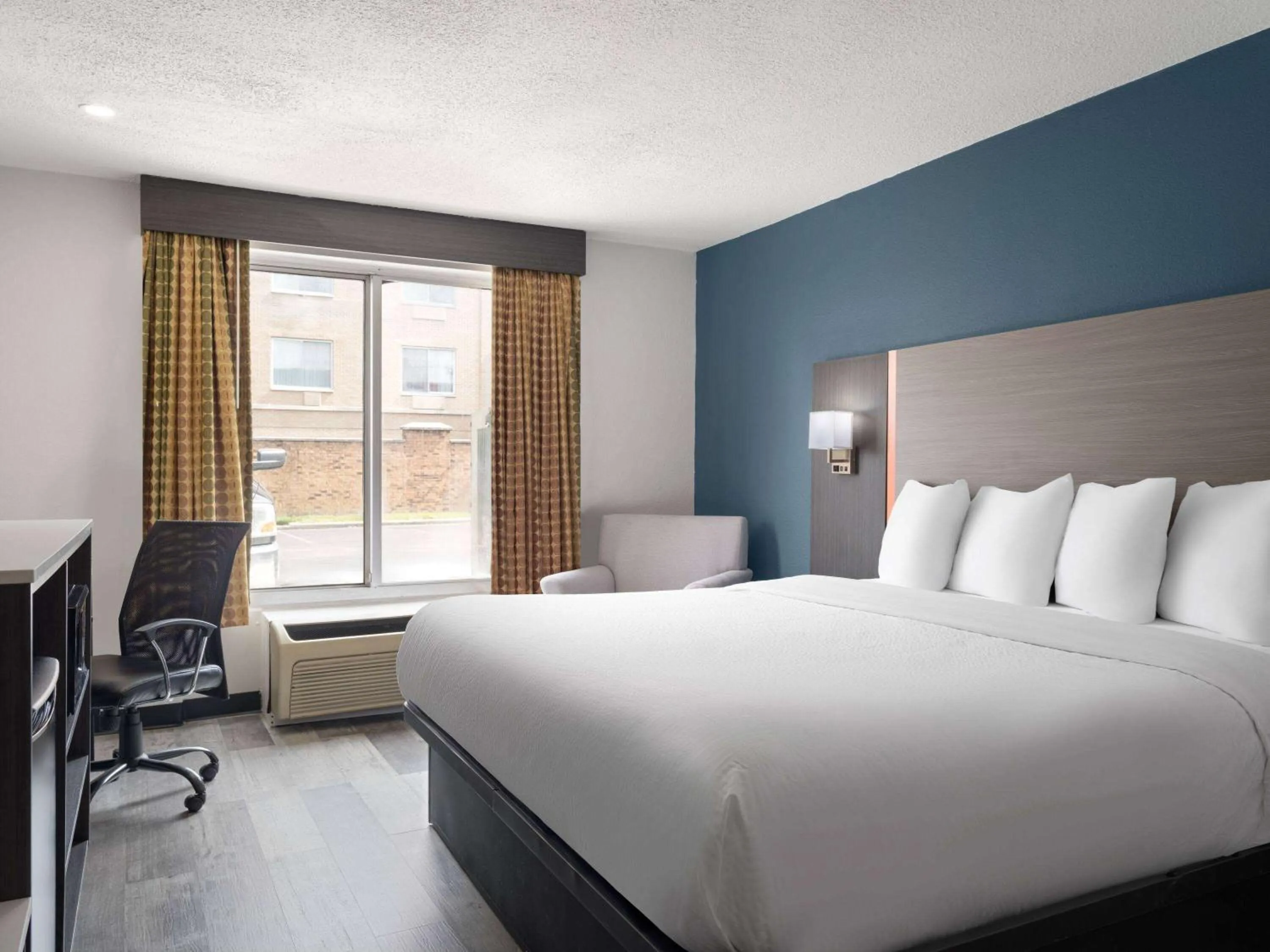 Photo of the whole room, Bed in Baymont by Wyndham Indianapolis East