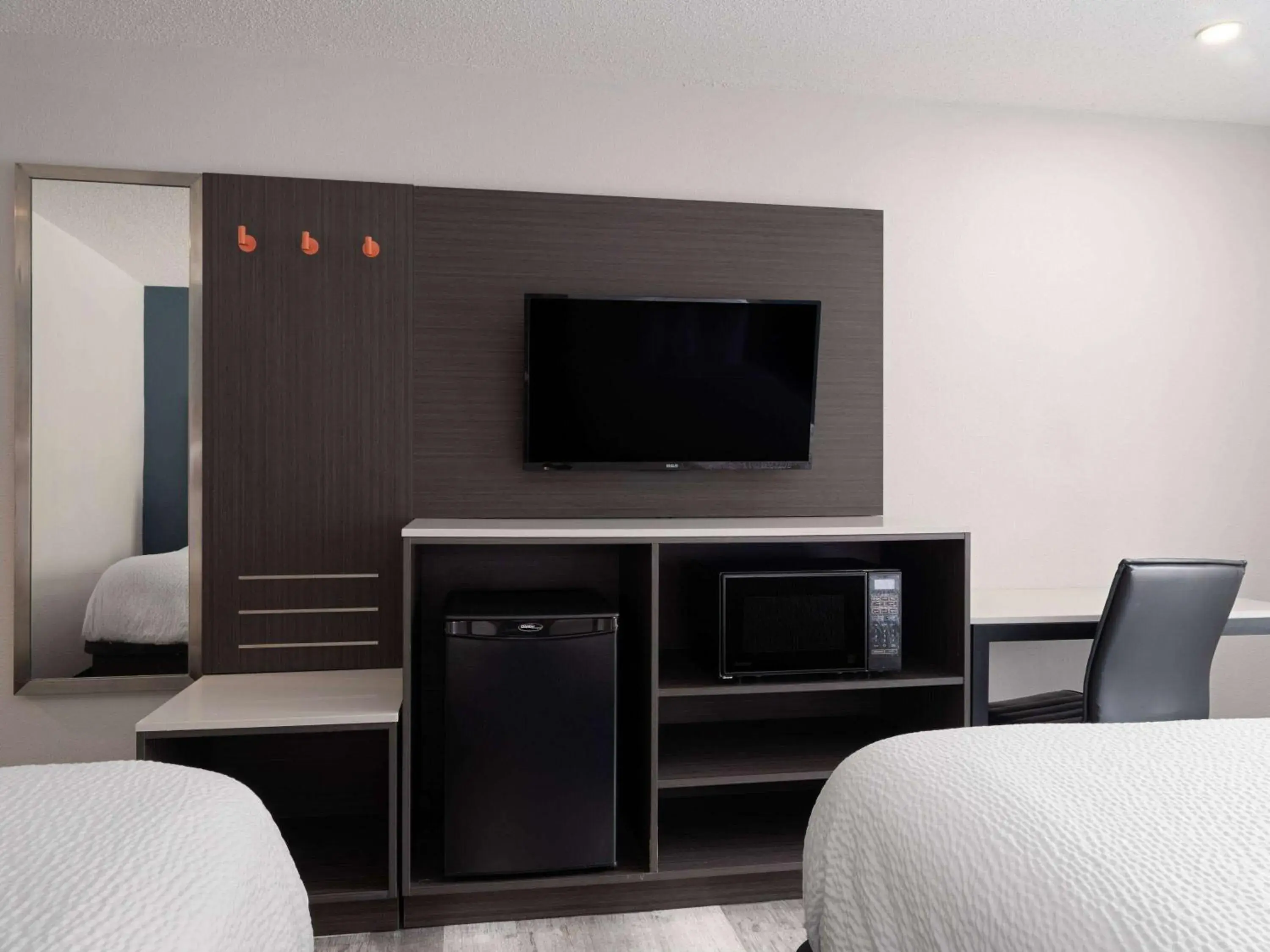 Photo of the whole room, Bed in Baymont by Wyndham Indianapolis East Photo of the whole room, Bed in Baymont by Wyndham Indianapolis East