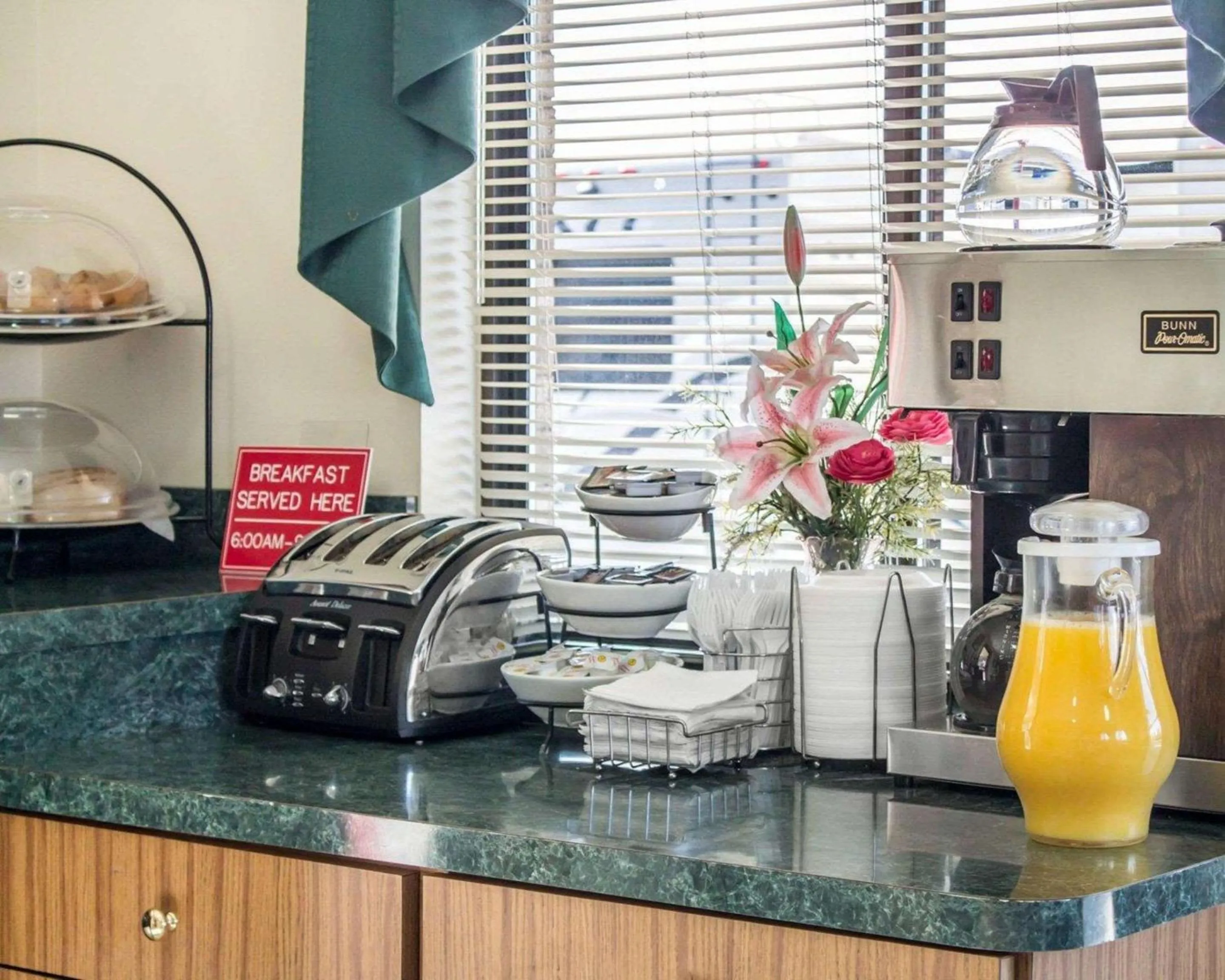 Restaurant/places to eat in Econo Lodge Elkhart North