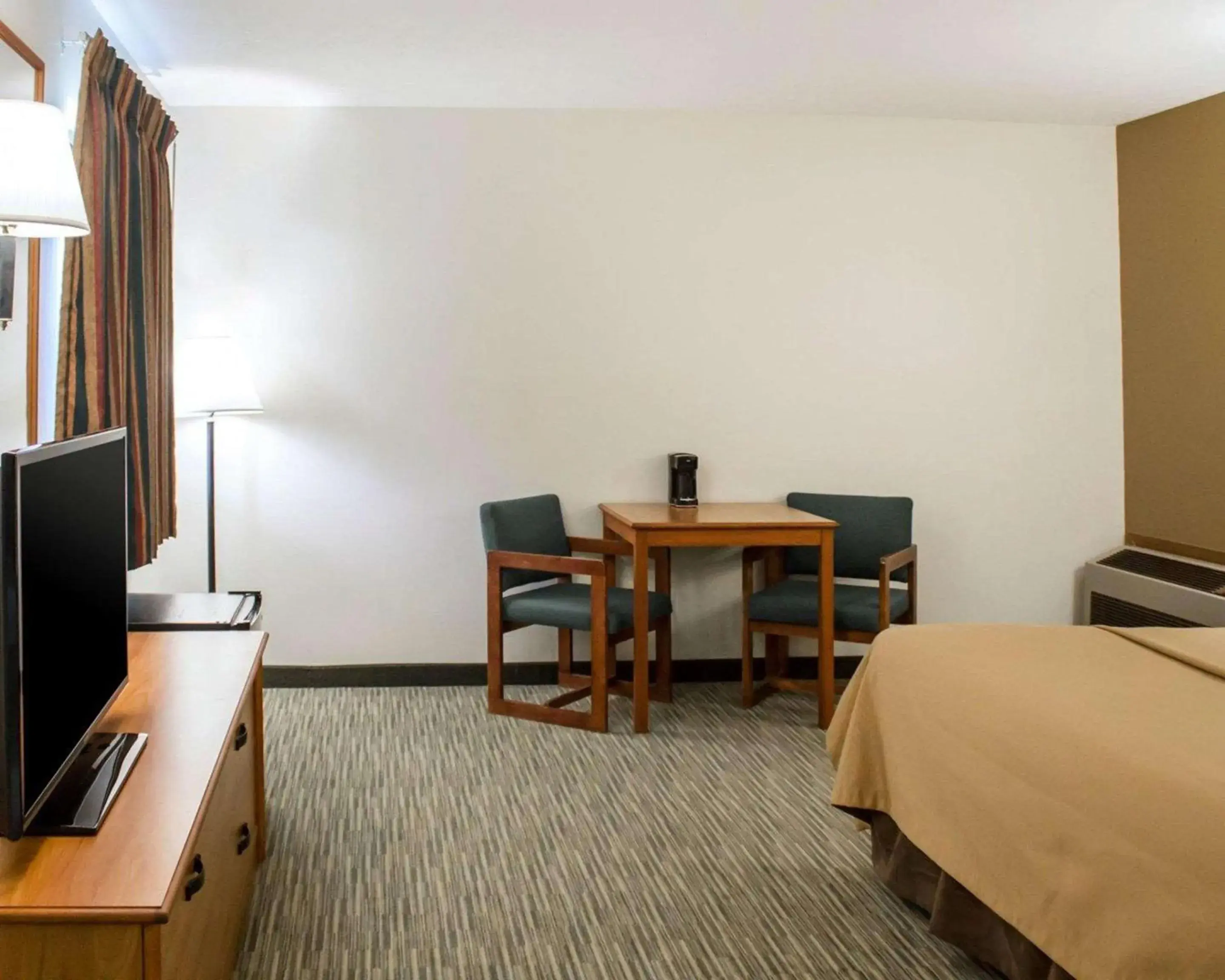 King Room - Non-Smoking in Econo Lodge Elkhart North King Room - Non-Smoking in Econo Lodge Elkhart North