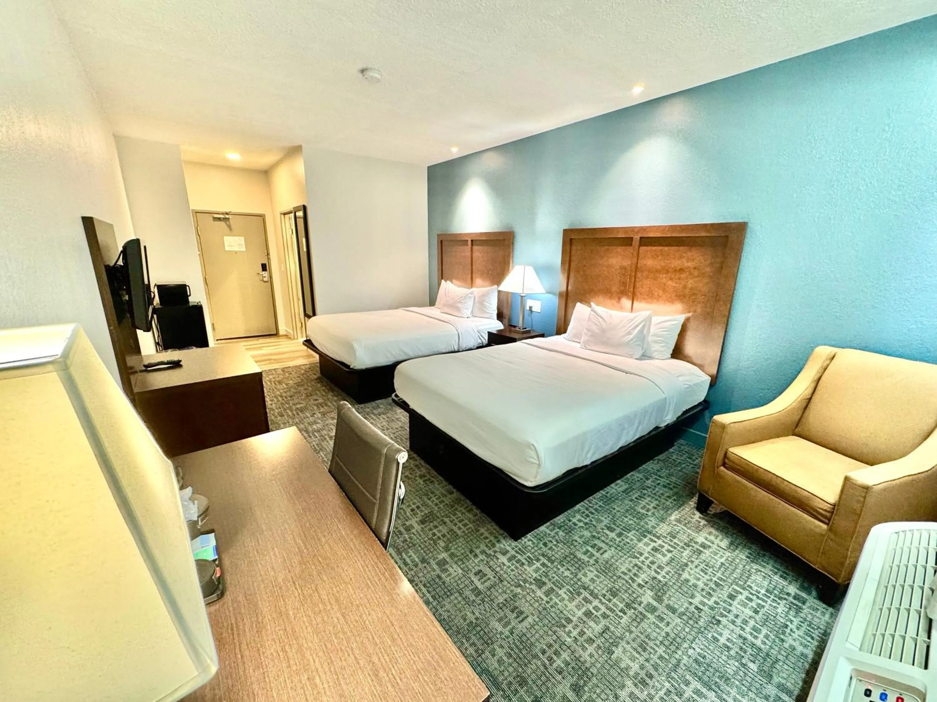 Bedroom, Bed in Baymont by Wyndham Richmond I-70