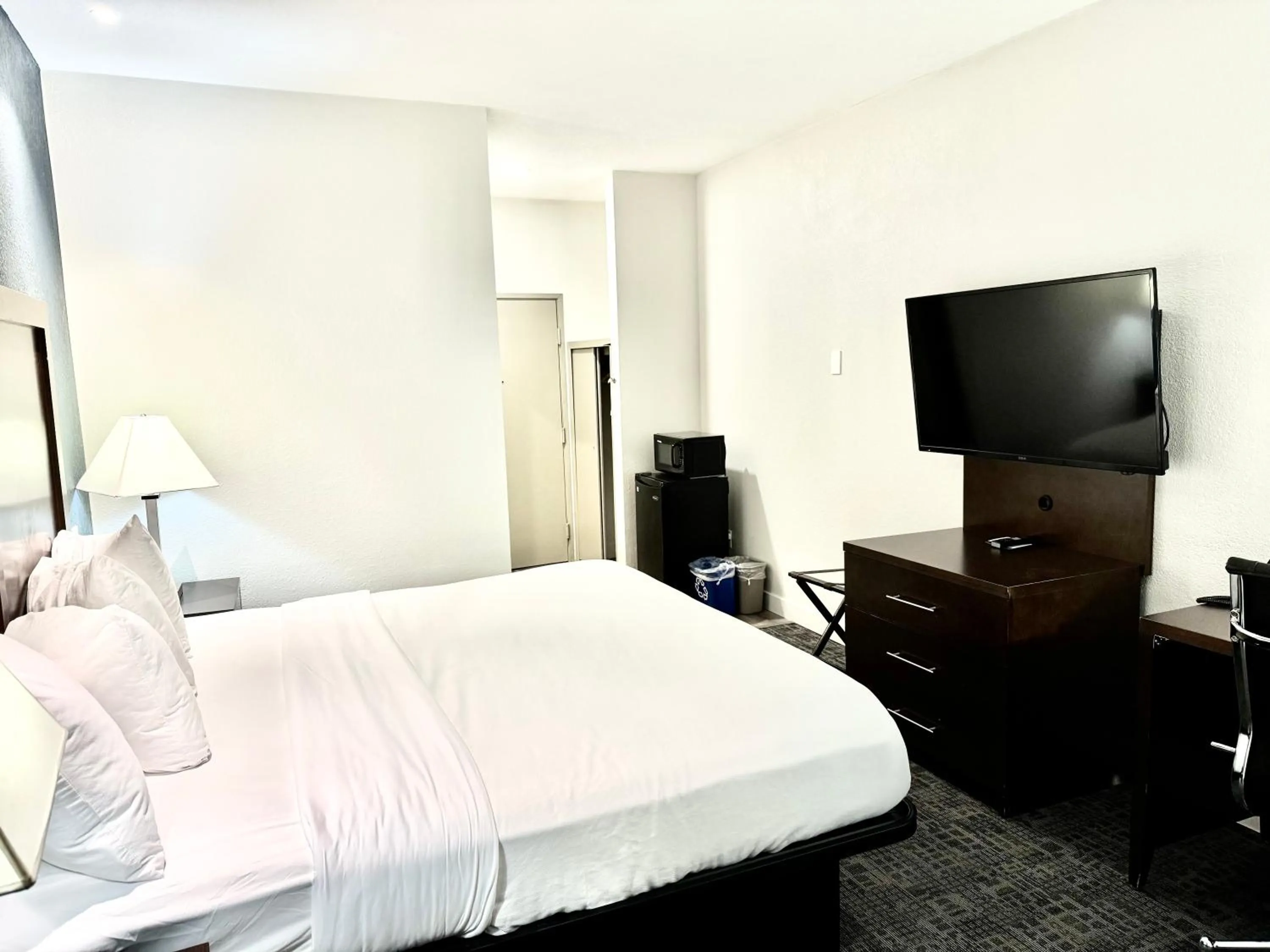 Bedroom, Bed in Baymont by Wyndham Richmond I-70