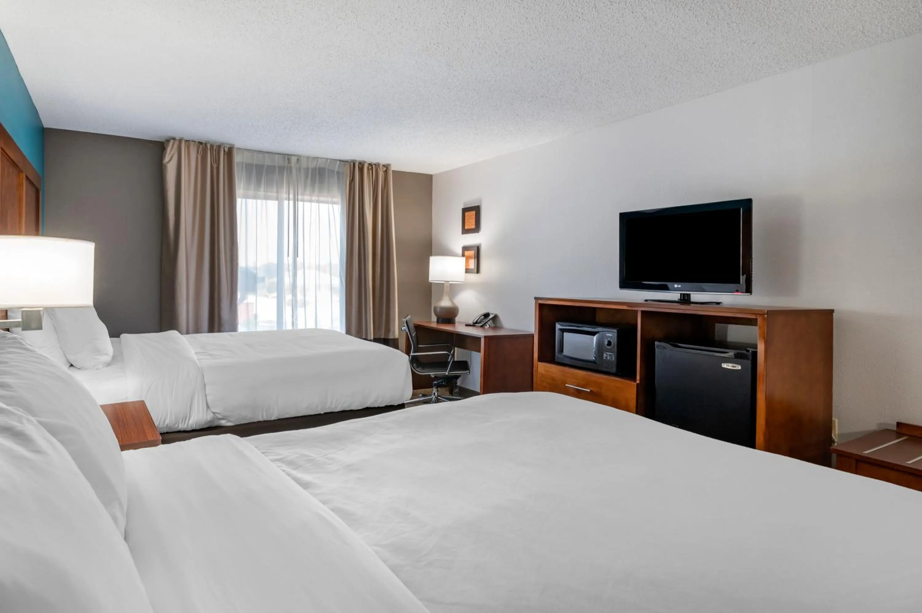 Photo of the whole room, Bed in Comfort Inn Plainfield - Indianapolis Airport