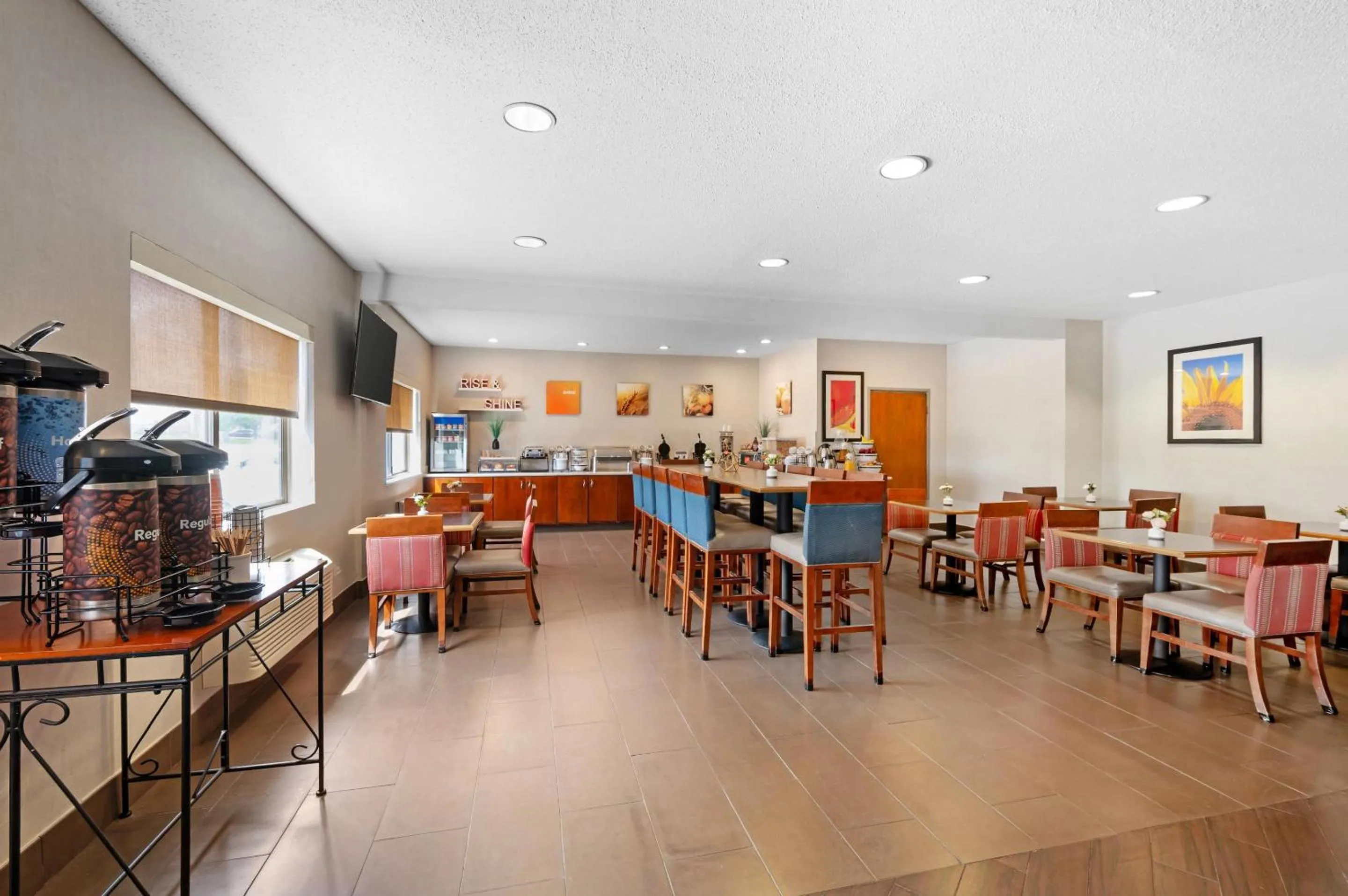 Breakfast in Comfort Inn & Suites North Greenfield