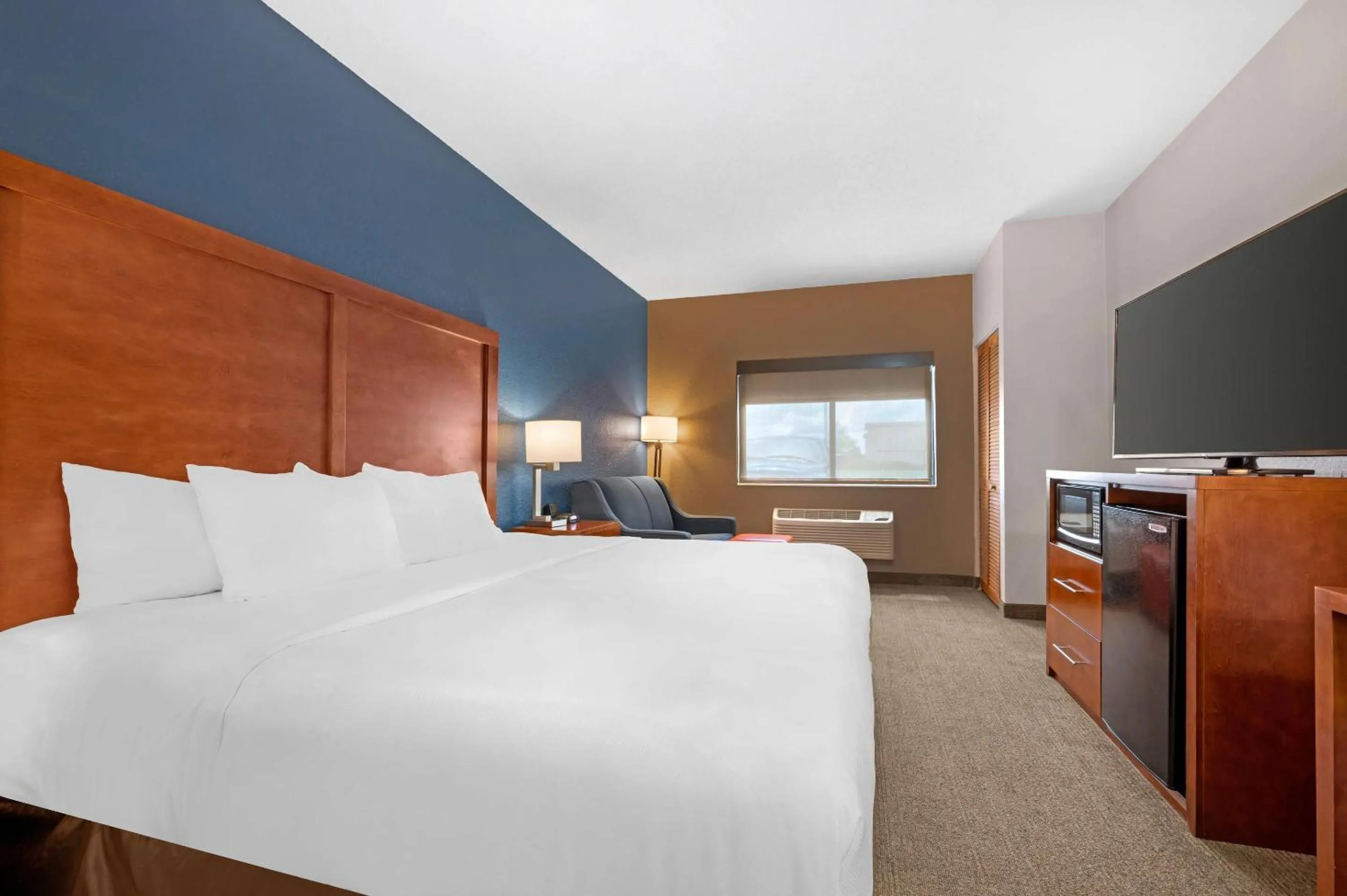 Bedroom, Bed in Comfort Inn & Suites North Greenfield