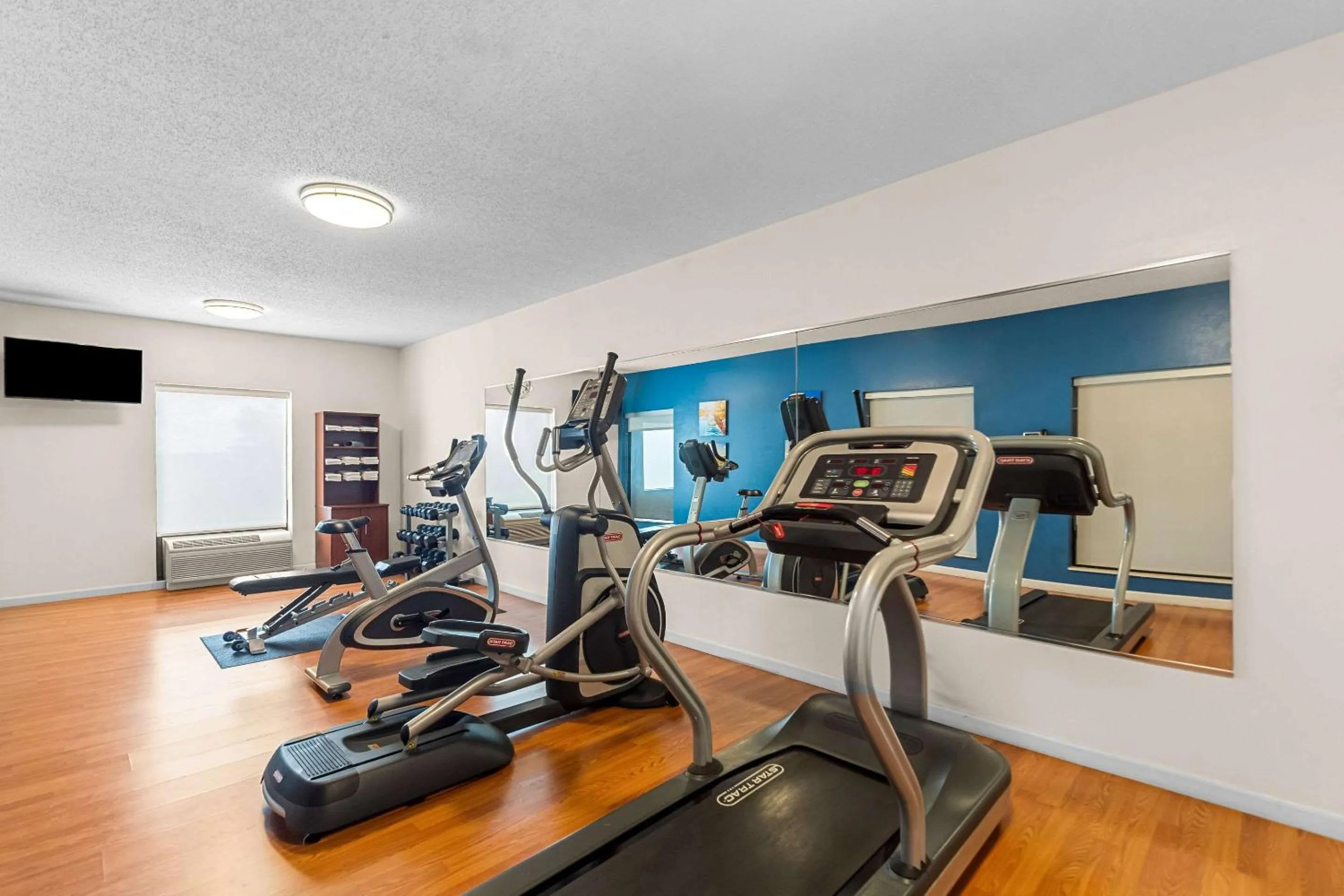 Fitness centre/facilities in Comfort Suites Vincennes