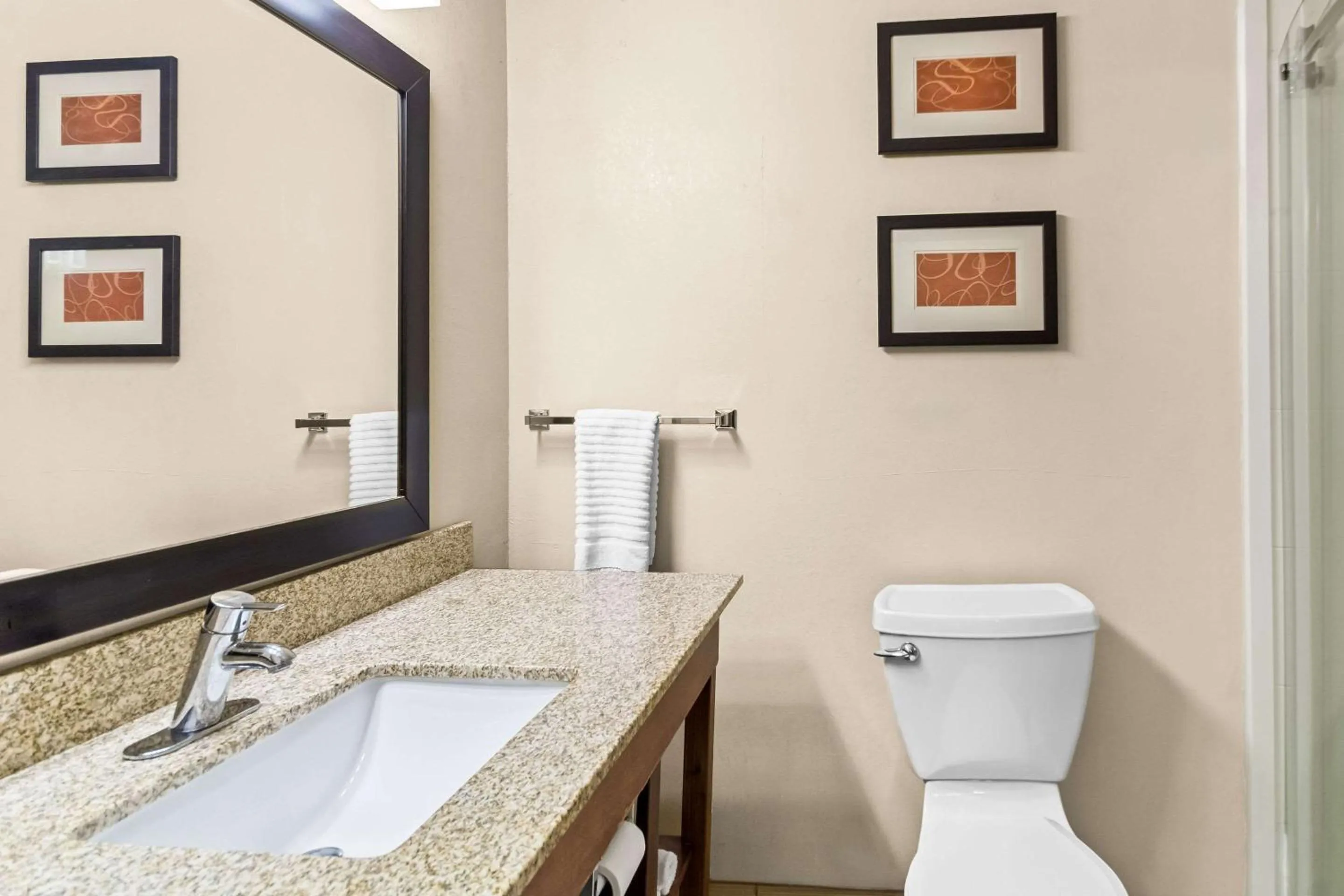 Bathroom in Comfort Suites Vincennes