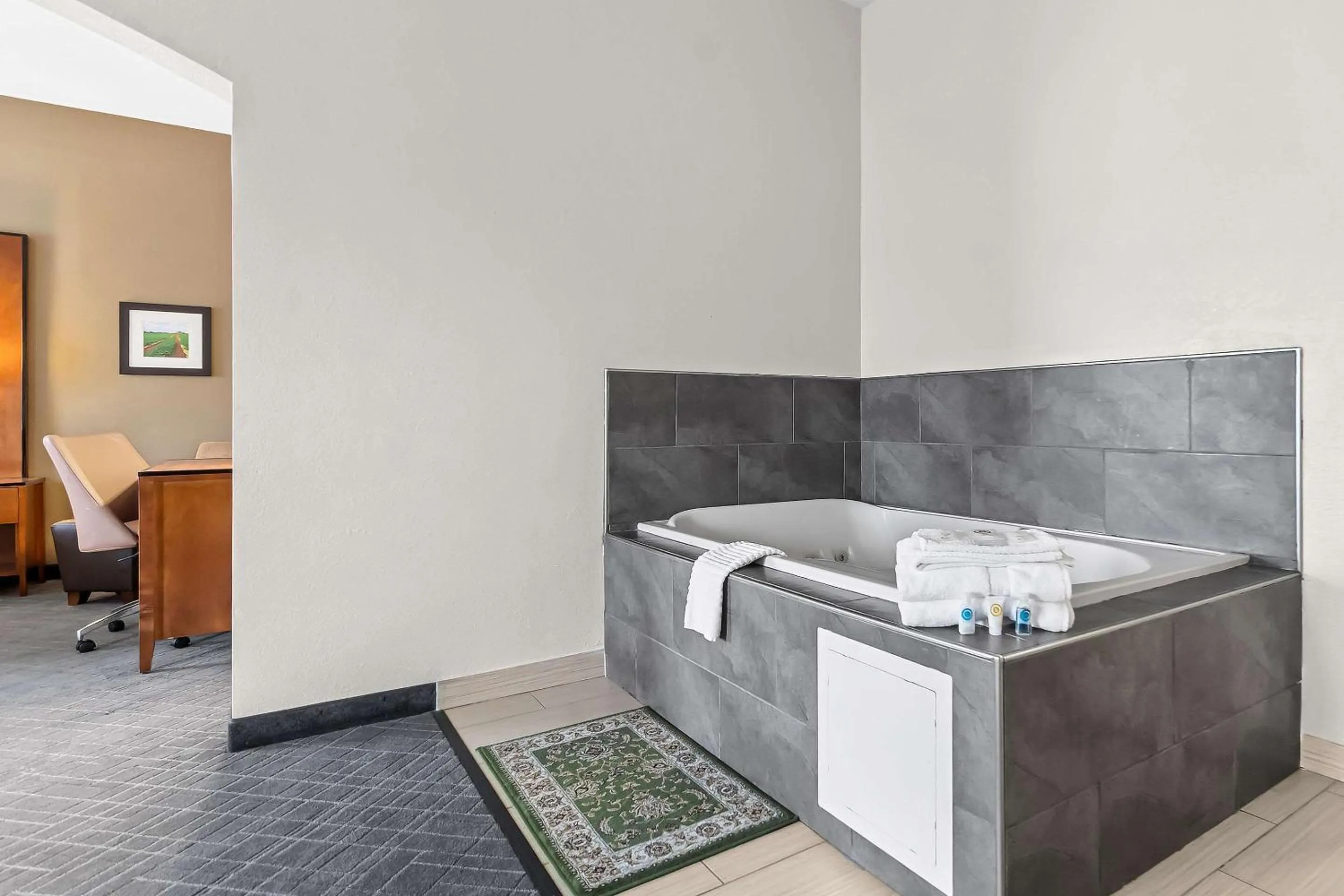 Bedroom in Comfort Suites Vincennes