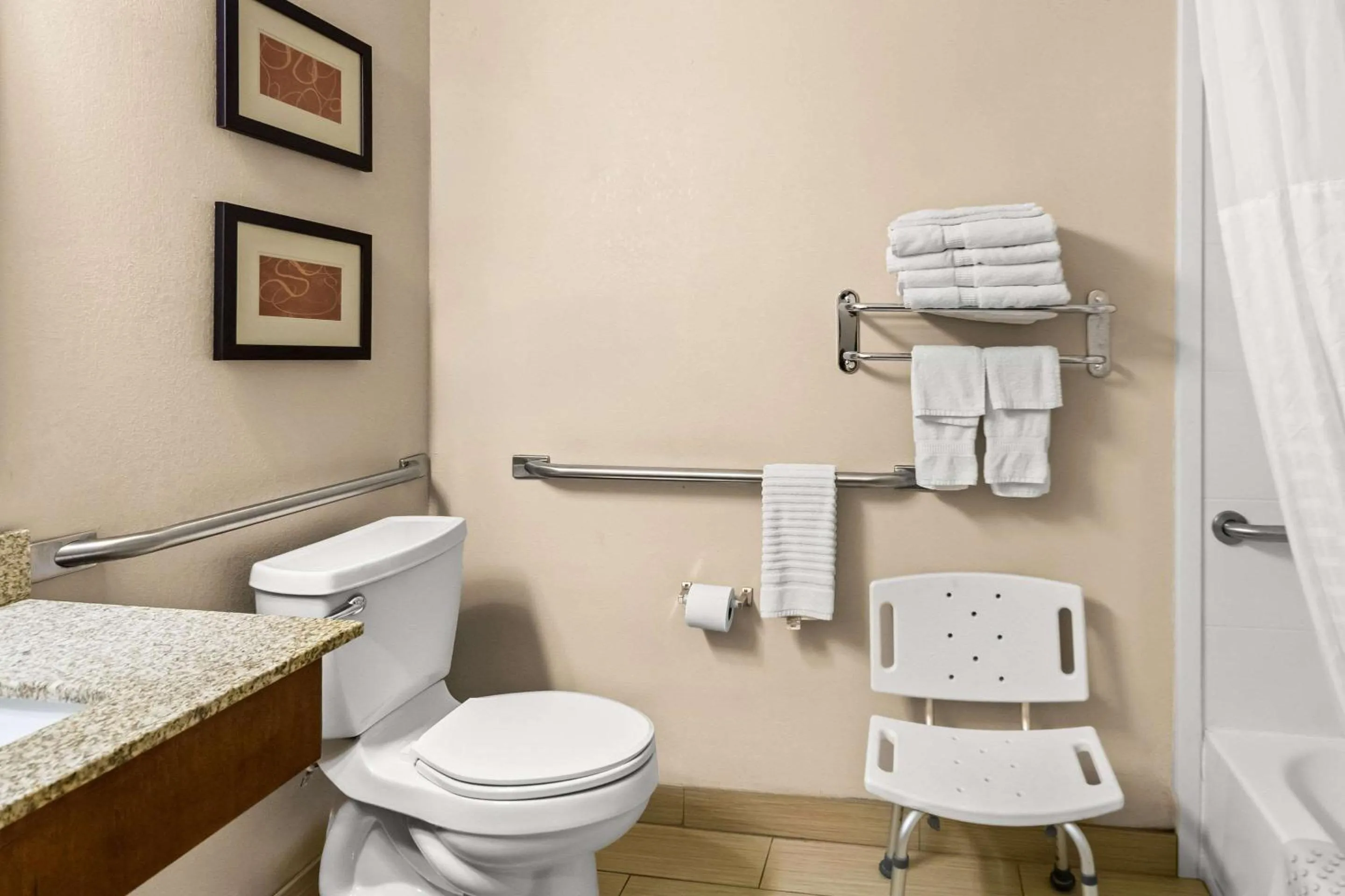 Bathroom in Comfort Suites Vincennes