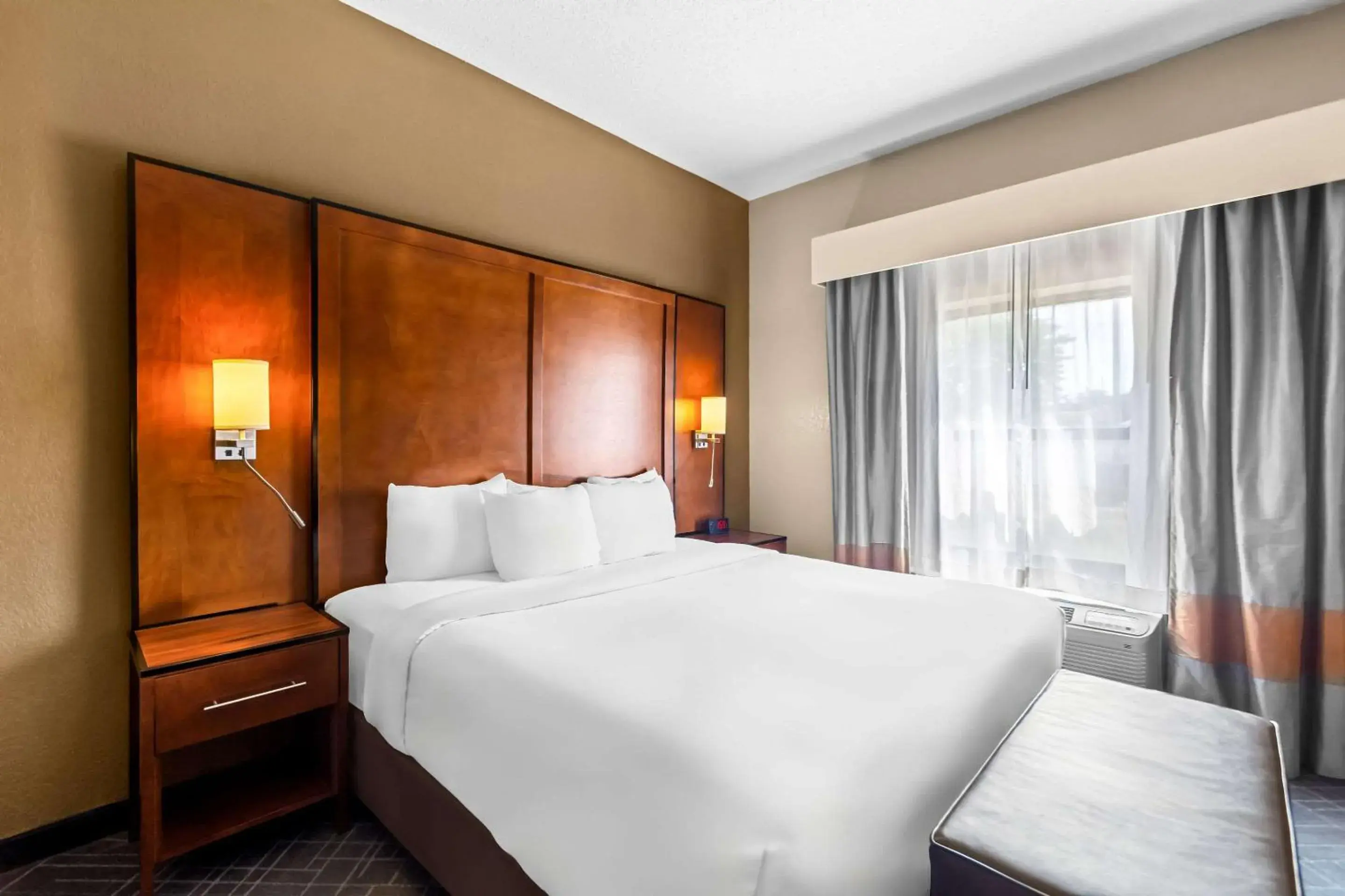 Bedroom, Bed in Comfort Suites Vincennes Bedroom, Bed in Comfort Suites Vincennes