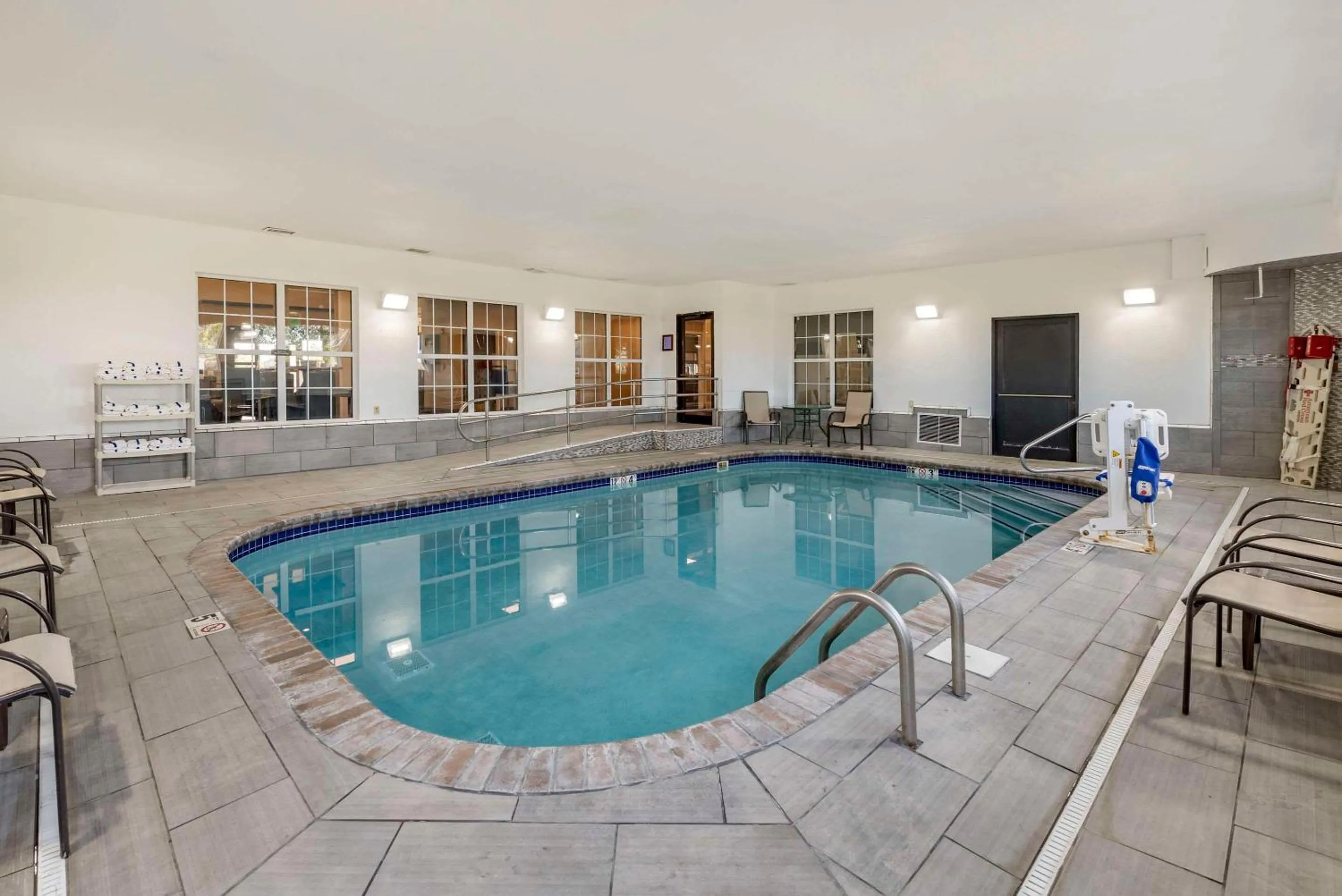 Swimming pool in Comfort Inn
