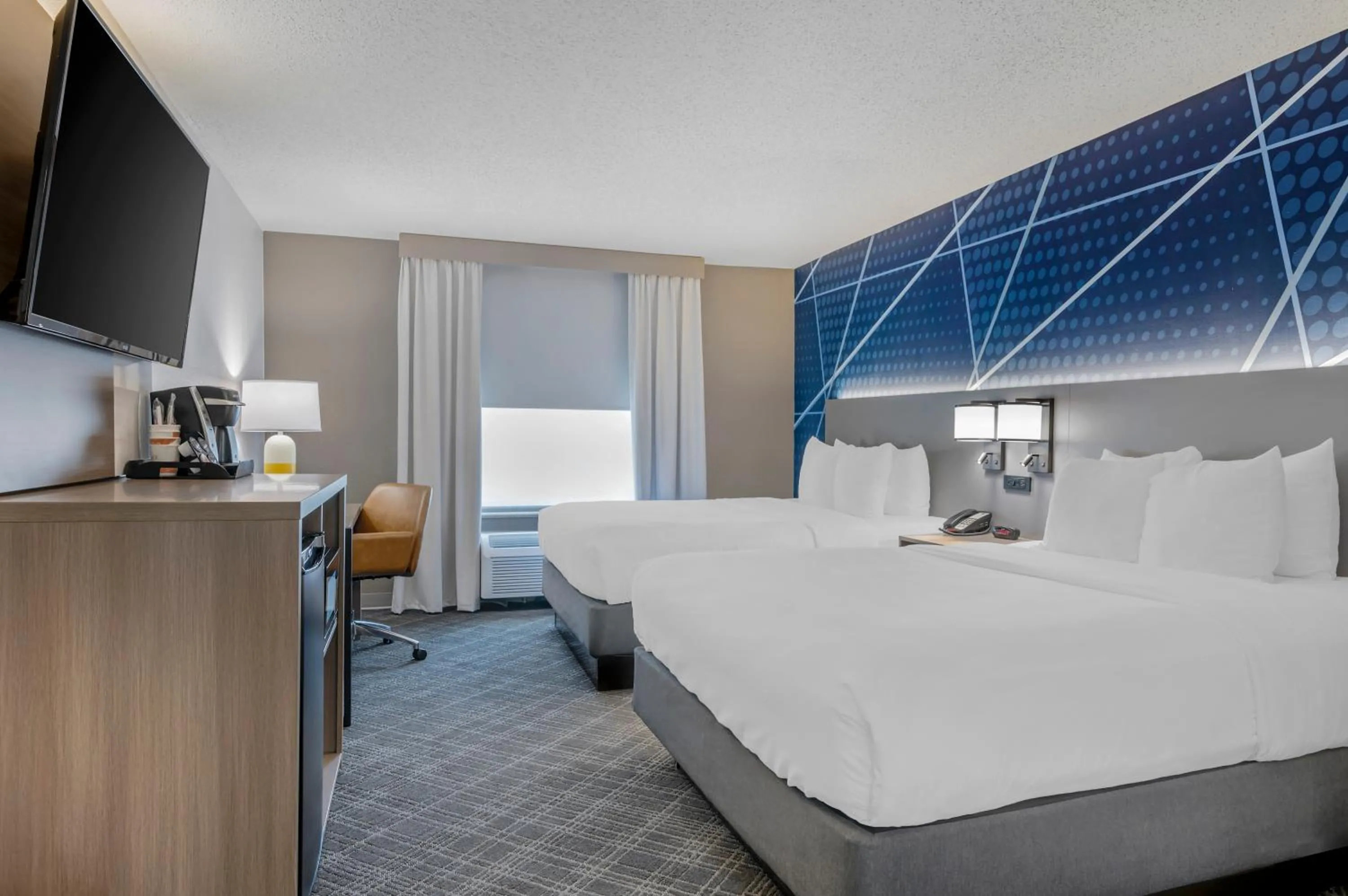 Swimming pool in Comfort Suites West Indianapolis - Brownsburg