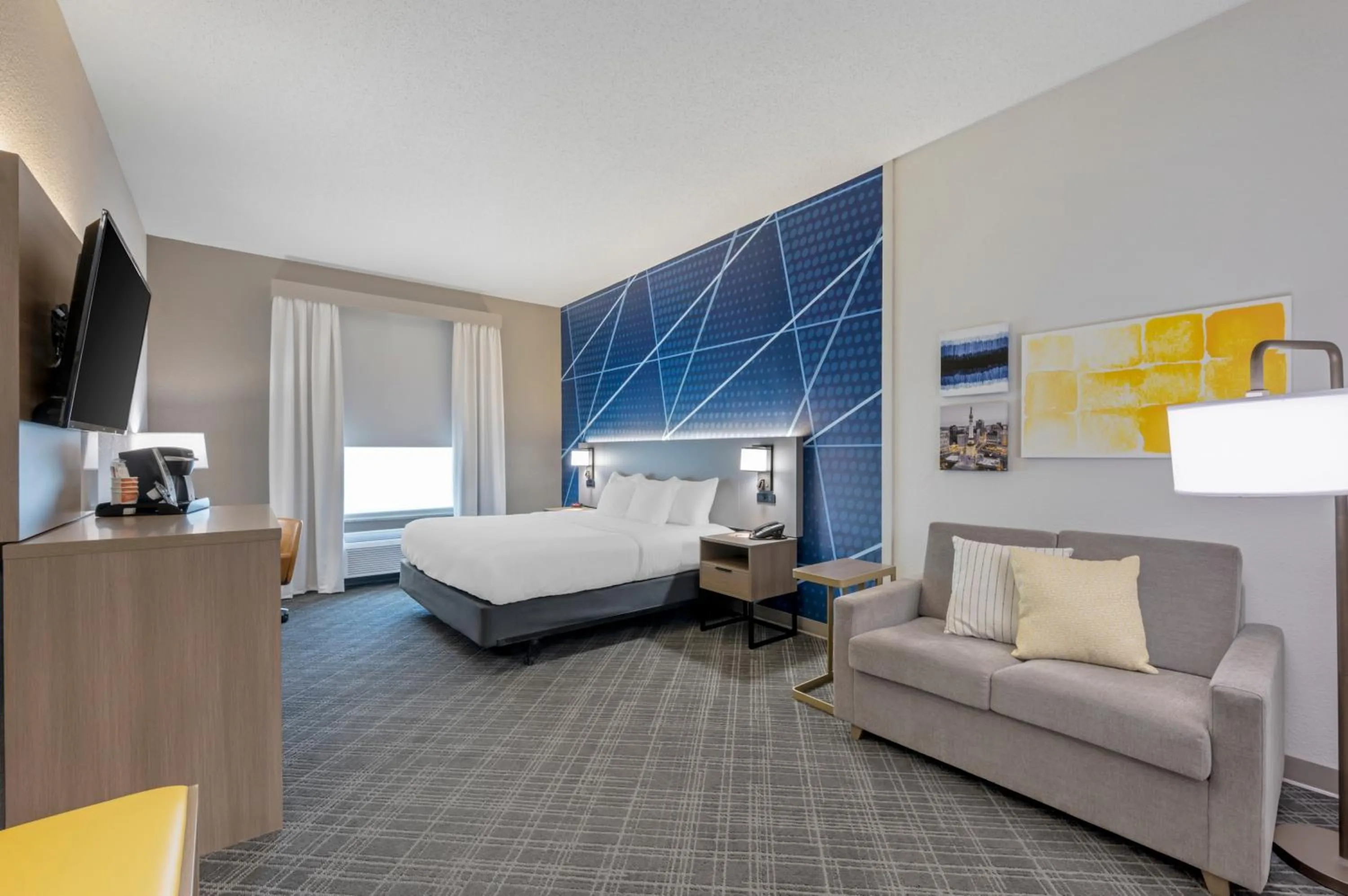 Swimming pool in Comfort Suites West Indianapolis - Brownsburg