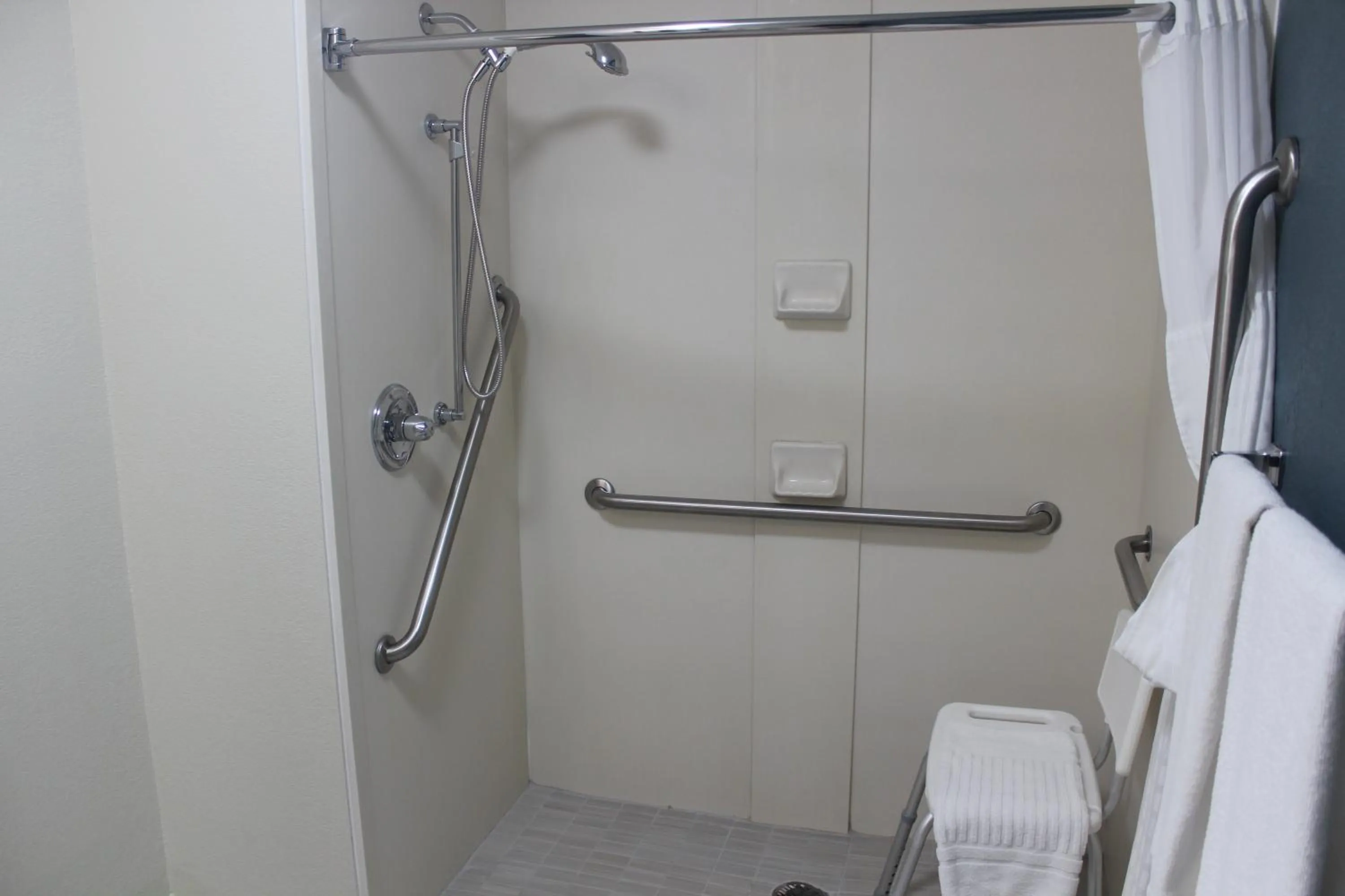Shower in Quality Inn North Vernon