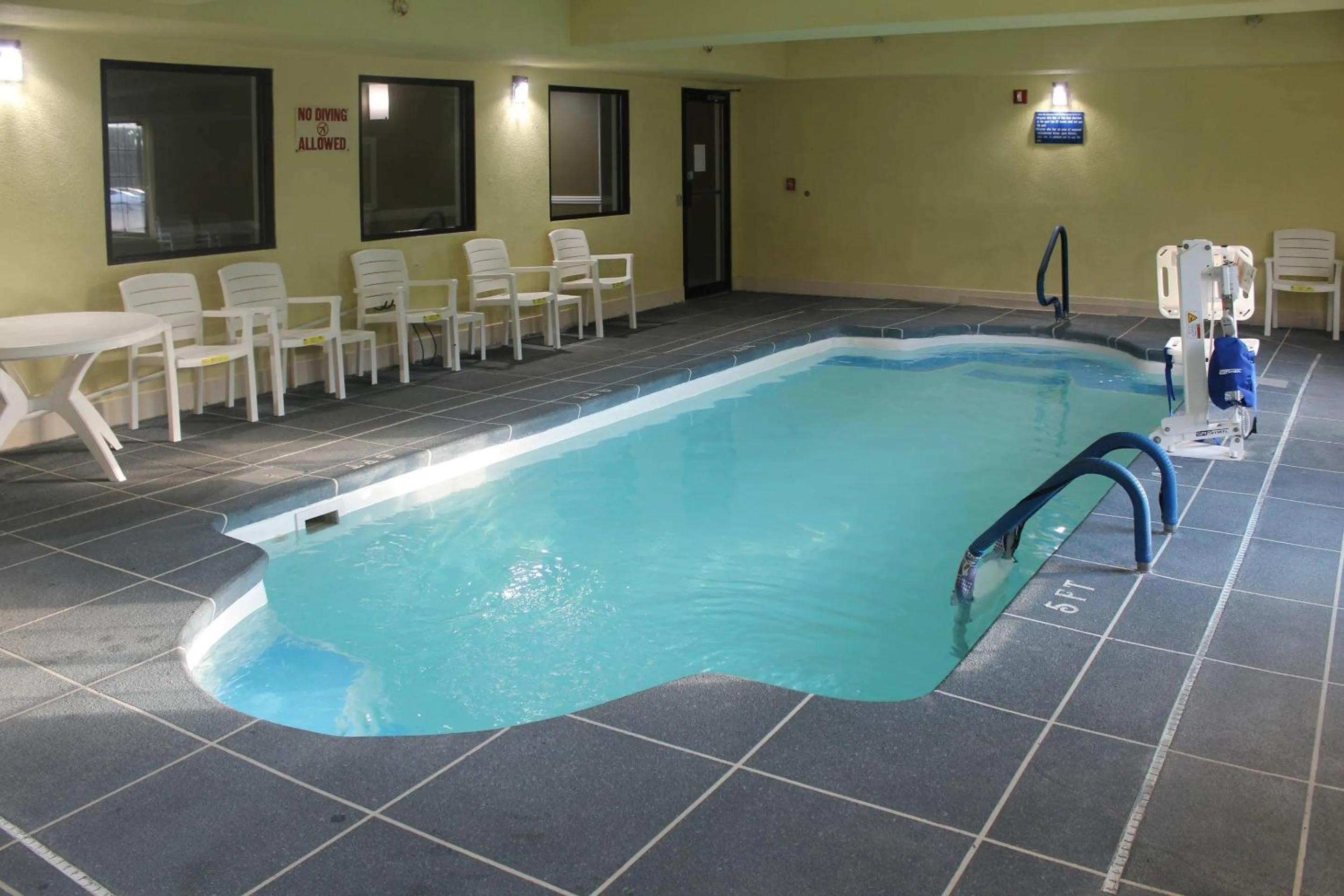 Swimming pool in Quality Inn North Vernon