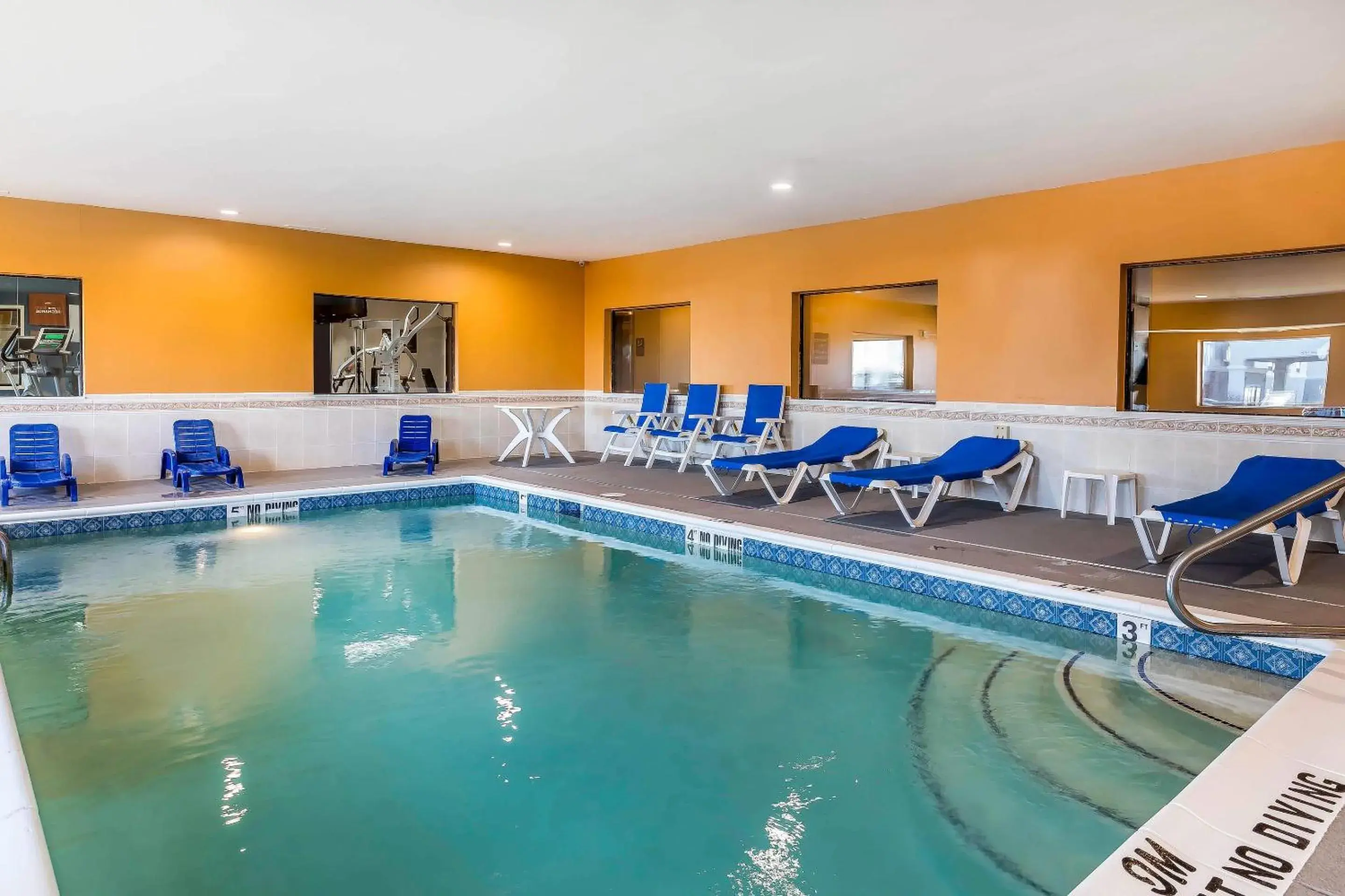 Swimming pool in Comfort Suites Fort Wayne North Swimming pool in Comfort Suites Fort Wayne North