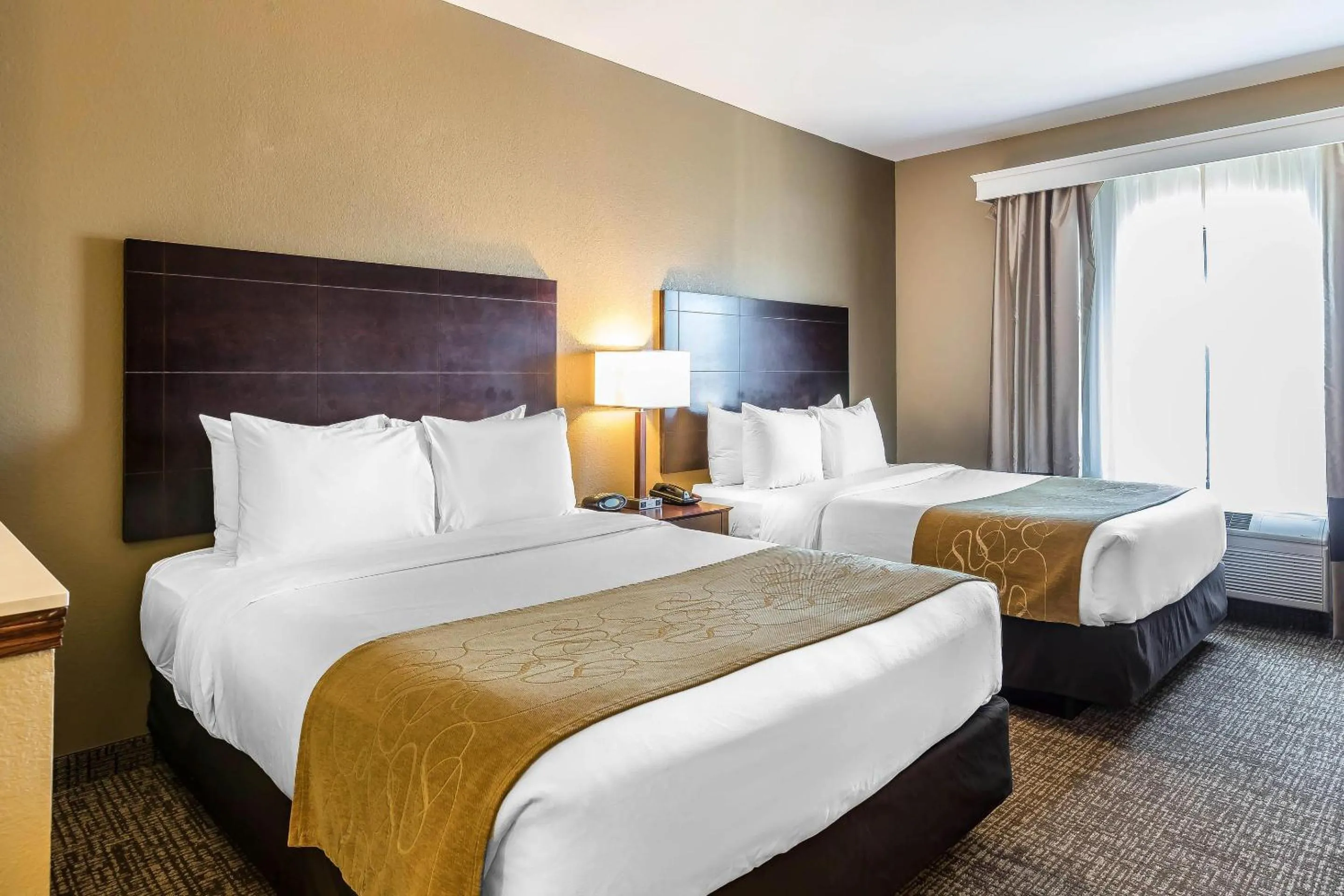 Bedroom, Bed in Comfort Suites Fort Wayne North