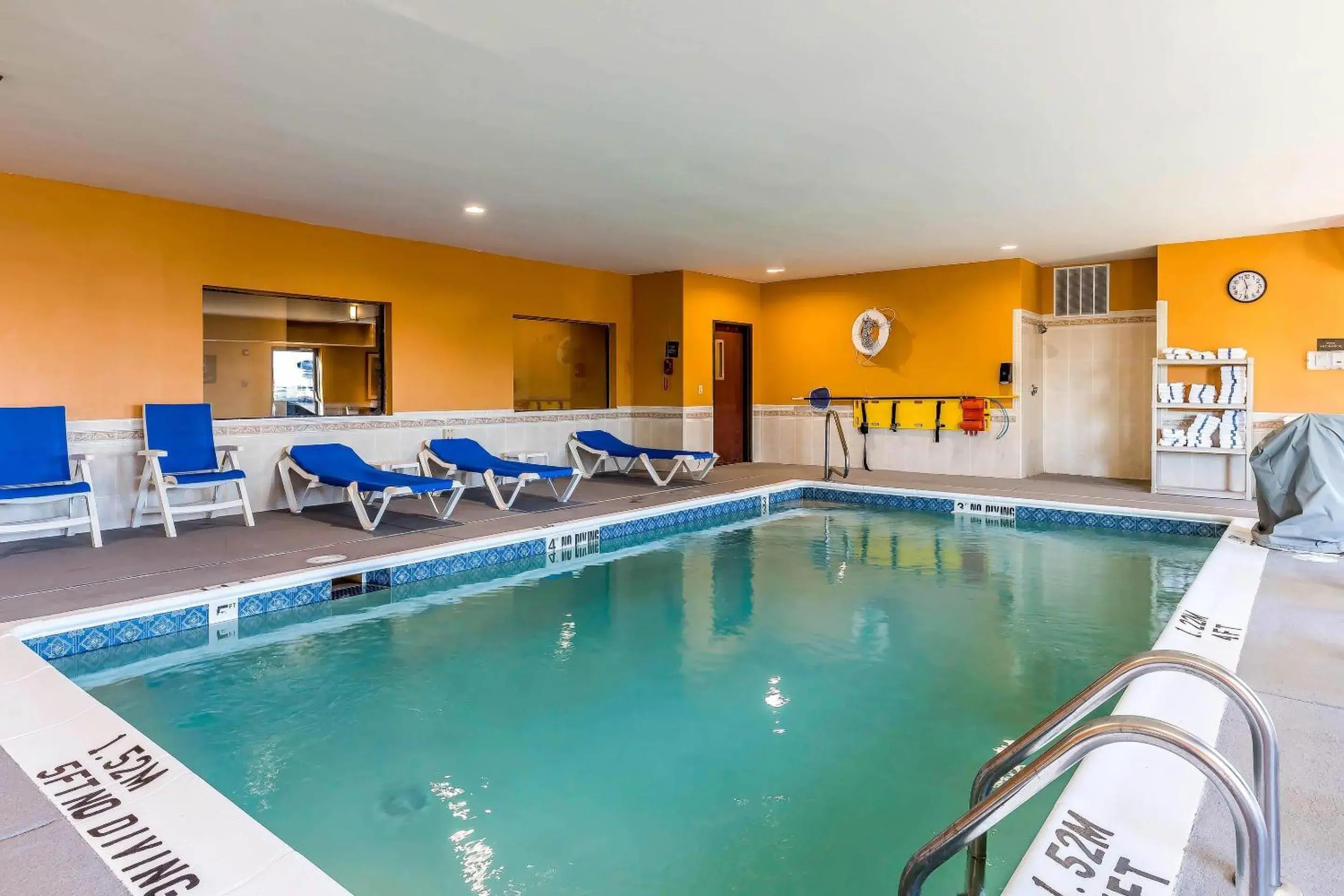 Swimming pool in Comfort Suites Fort Wayne North Swimming pool in Comfort Suites Fort Wayne North