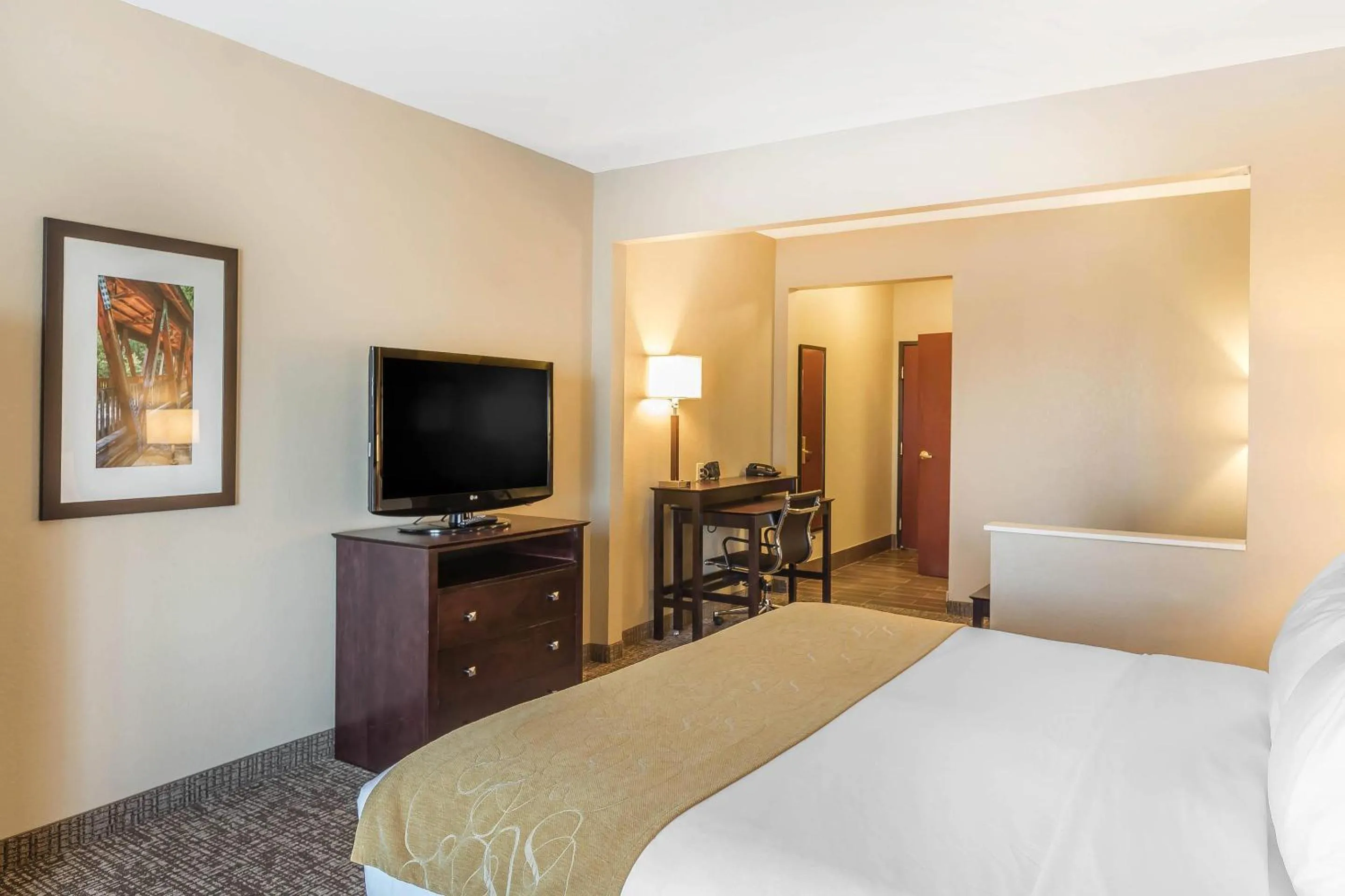 Bedroom, Bed in Comfort Suites Fort Wayne North