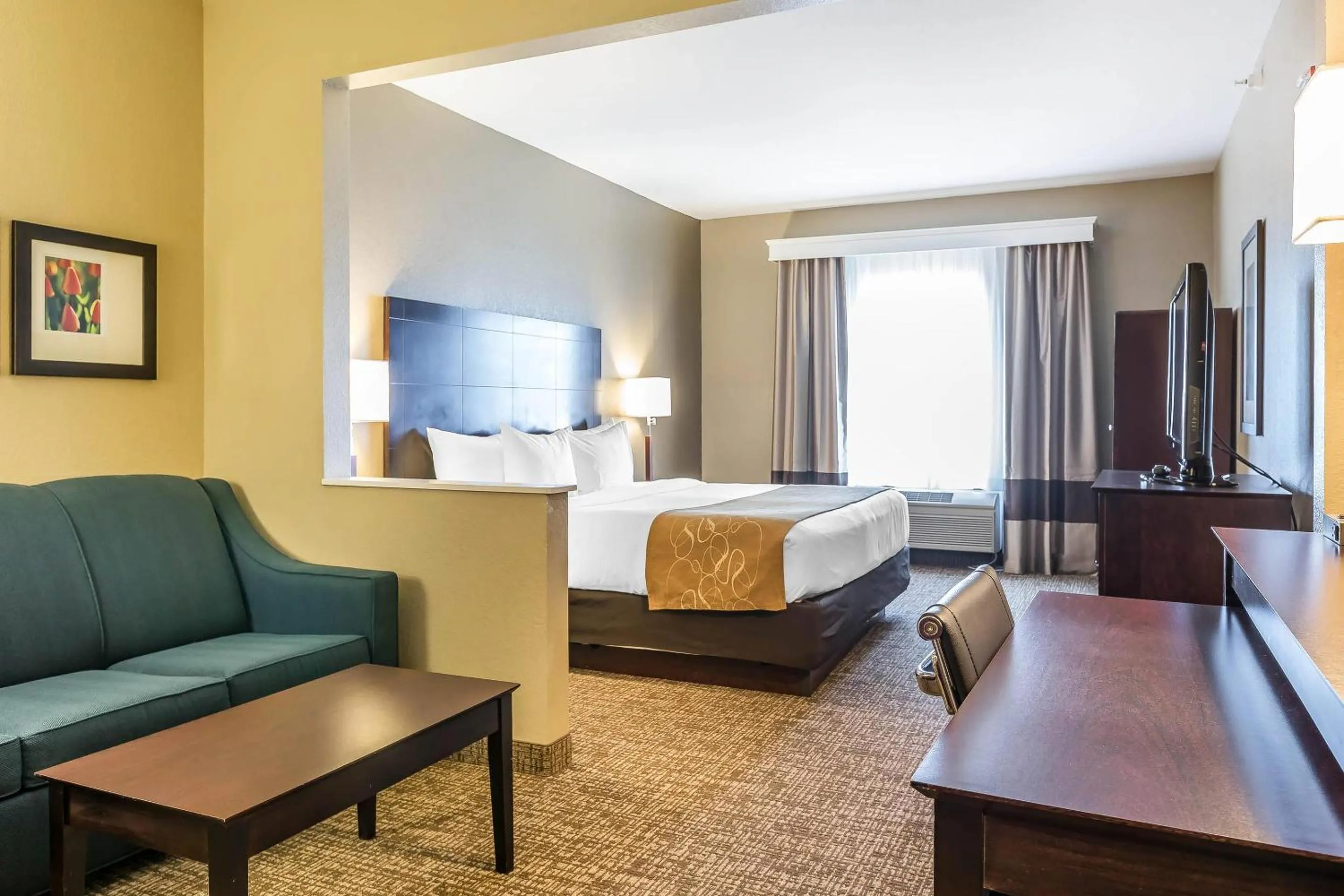 Bedroom, Bed in Comfort Suites Fort Wayne North