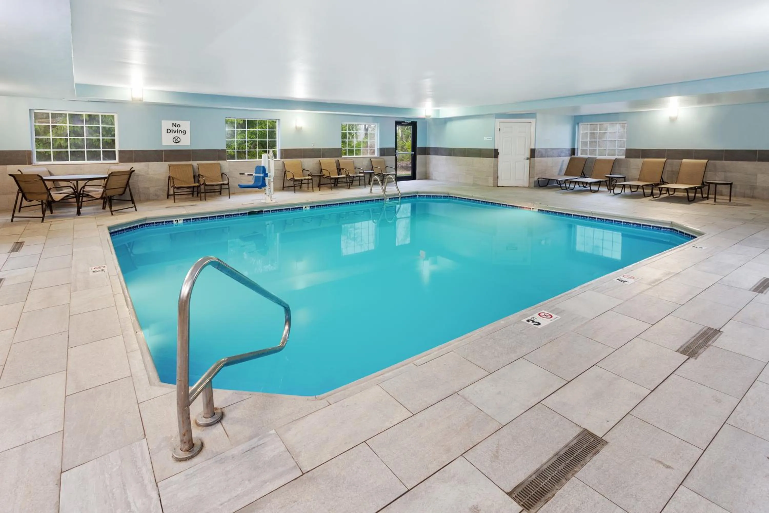 Swimming pool in Holiday Inn Express & Suites Carmel North – Westfield by IHG