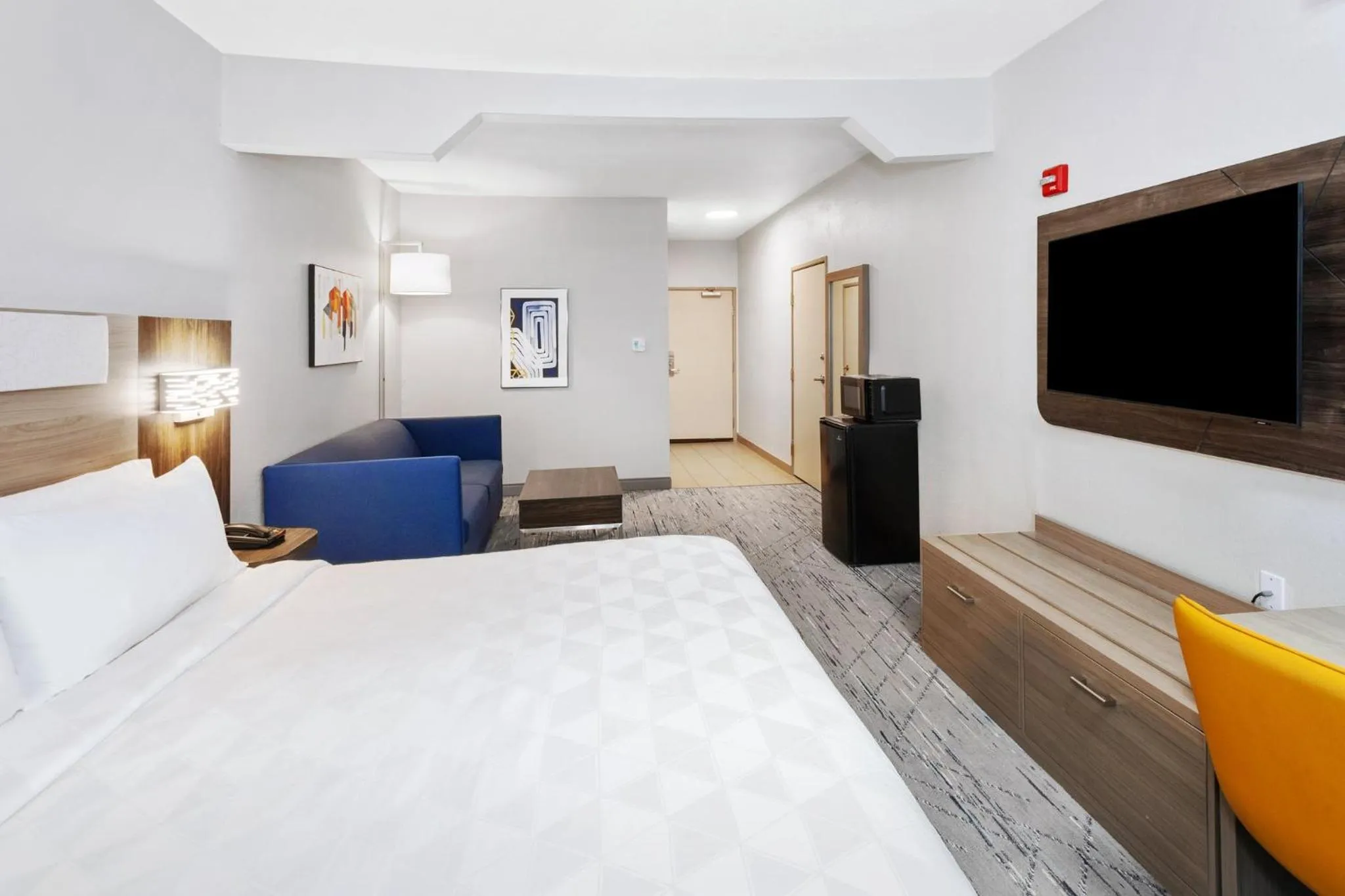 Photo of the whole room, Bed in Holiday Inn Express & Suites Carmel North – Westfield by IHG