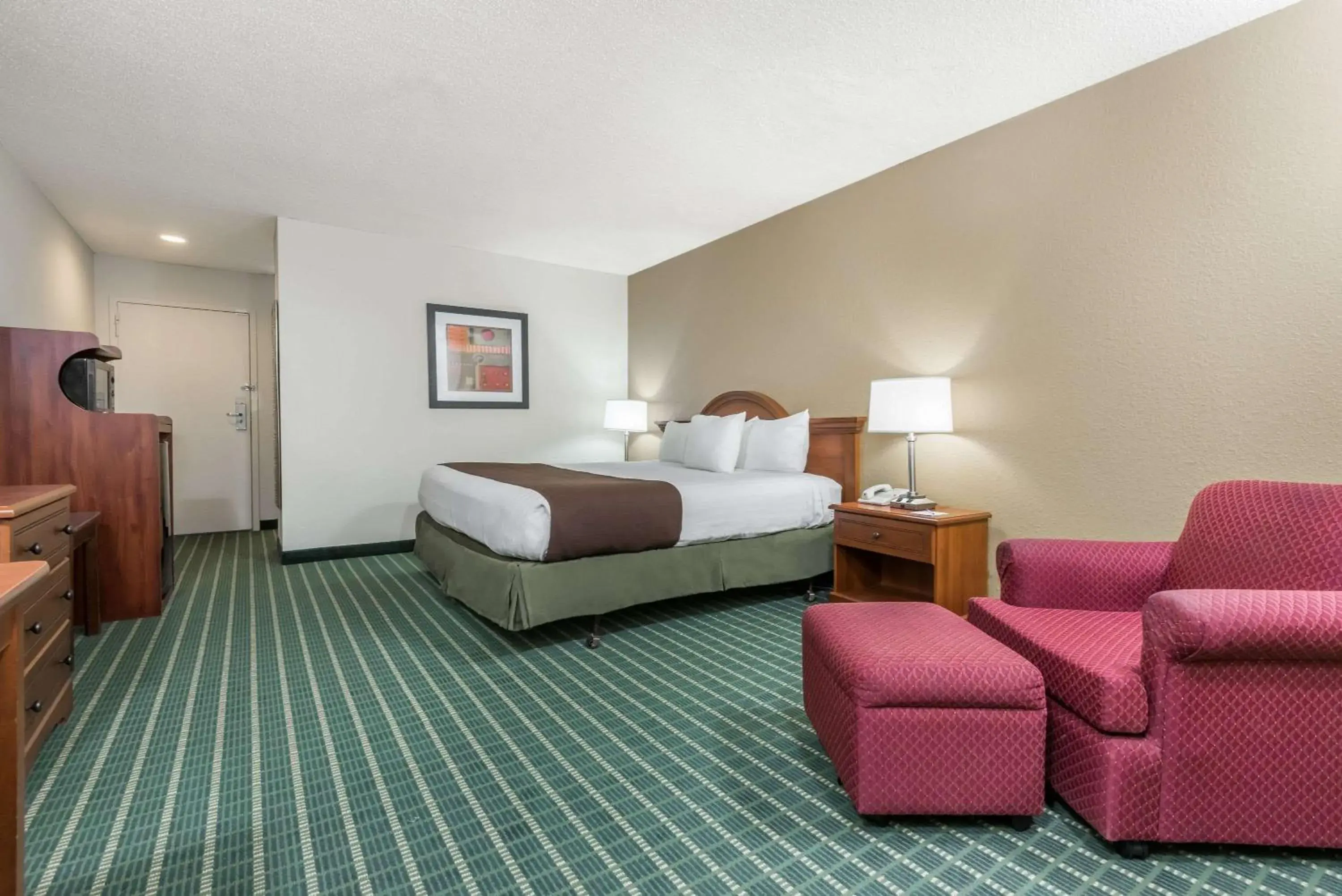 Photo of the whole room, Bed in Baymont by Wyndham Kokomo Photo of the whole room, Bed in Baymont by Wyndham Kokomo