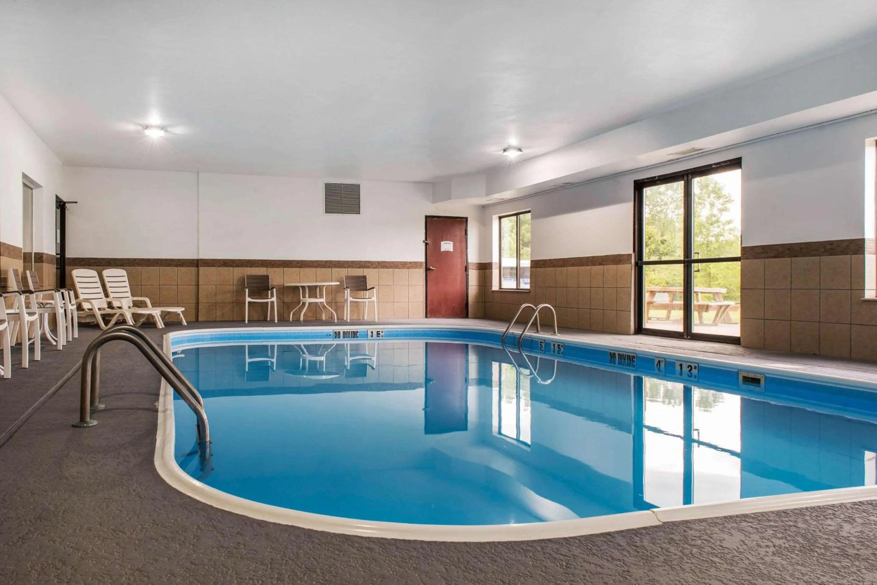 Swimming pool in Quality Inn & Suites Anderson I-69