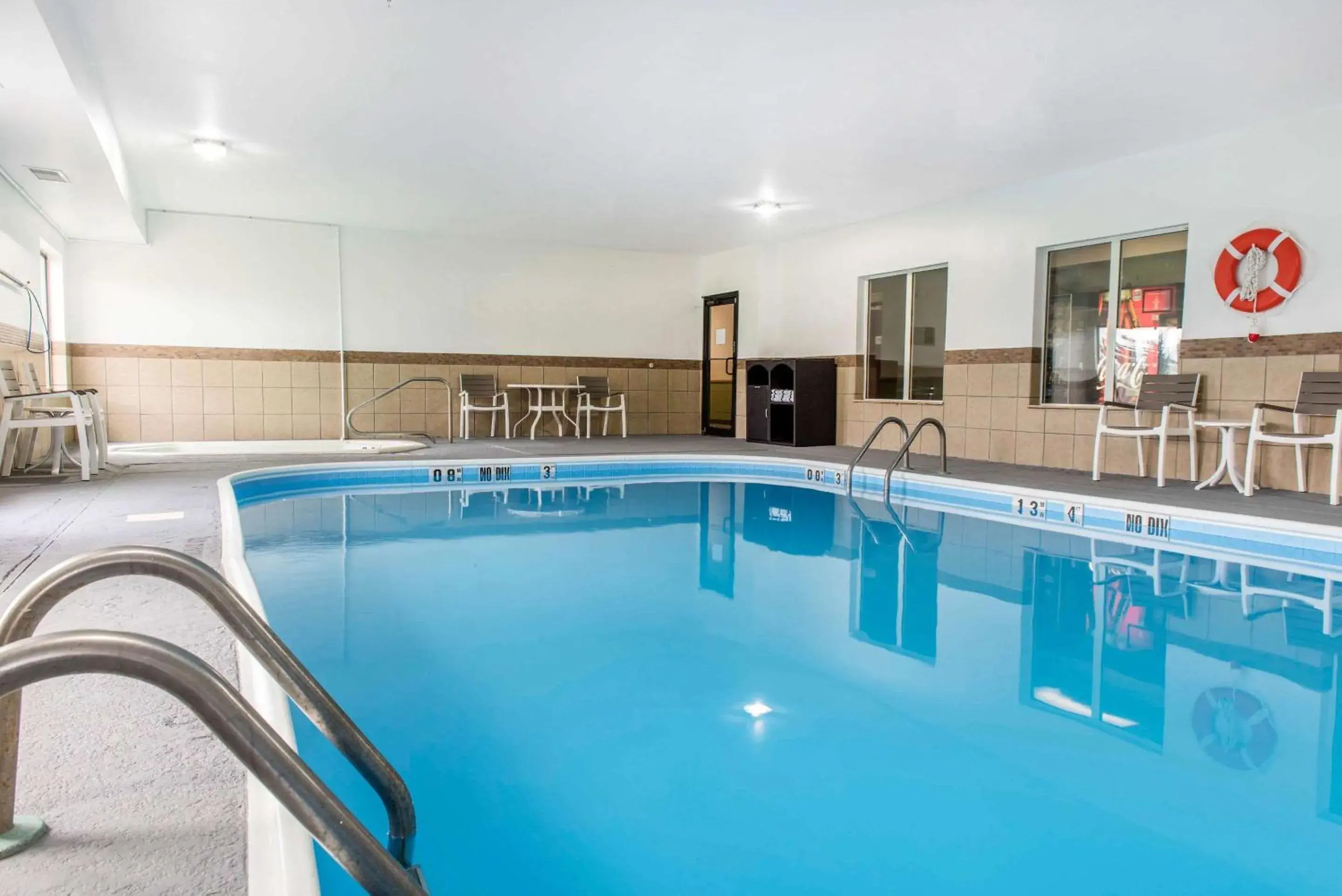 Swimming pool in Quality Inn & Suites Anderson I-69 Swimming pool in Quality Inn & Suites Anderson I-69