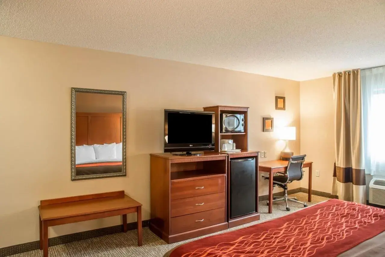 King Room - Accessible/Non-Smoking in Comfort Inn & Suites Lawrenceburg King Room - Accessible/Non-Smoking in Comfort Inn & Suites Lawrenceburg