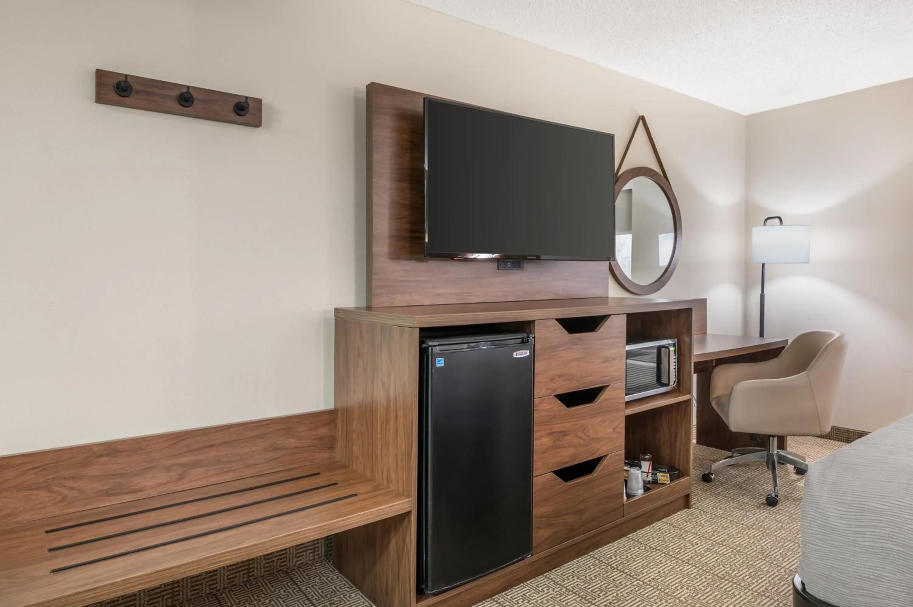 TV and multimedia in Quality Inn & Suites Rockport-Owensboro North GOLD AWARD WINNER