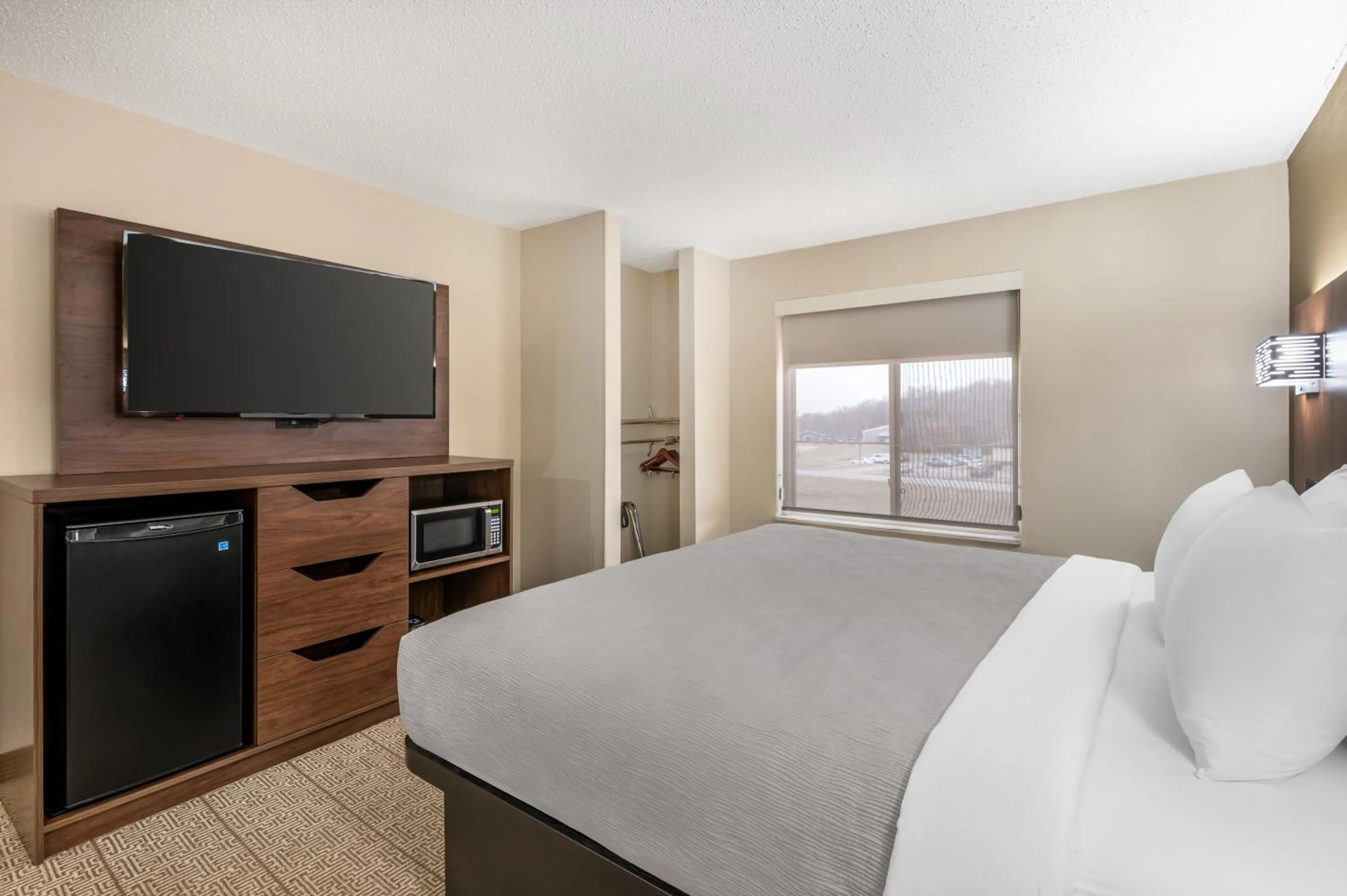 Bed in Quality Inn & Suites Rockport-Owensboro North GOLD AWARD WINNER