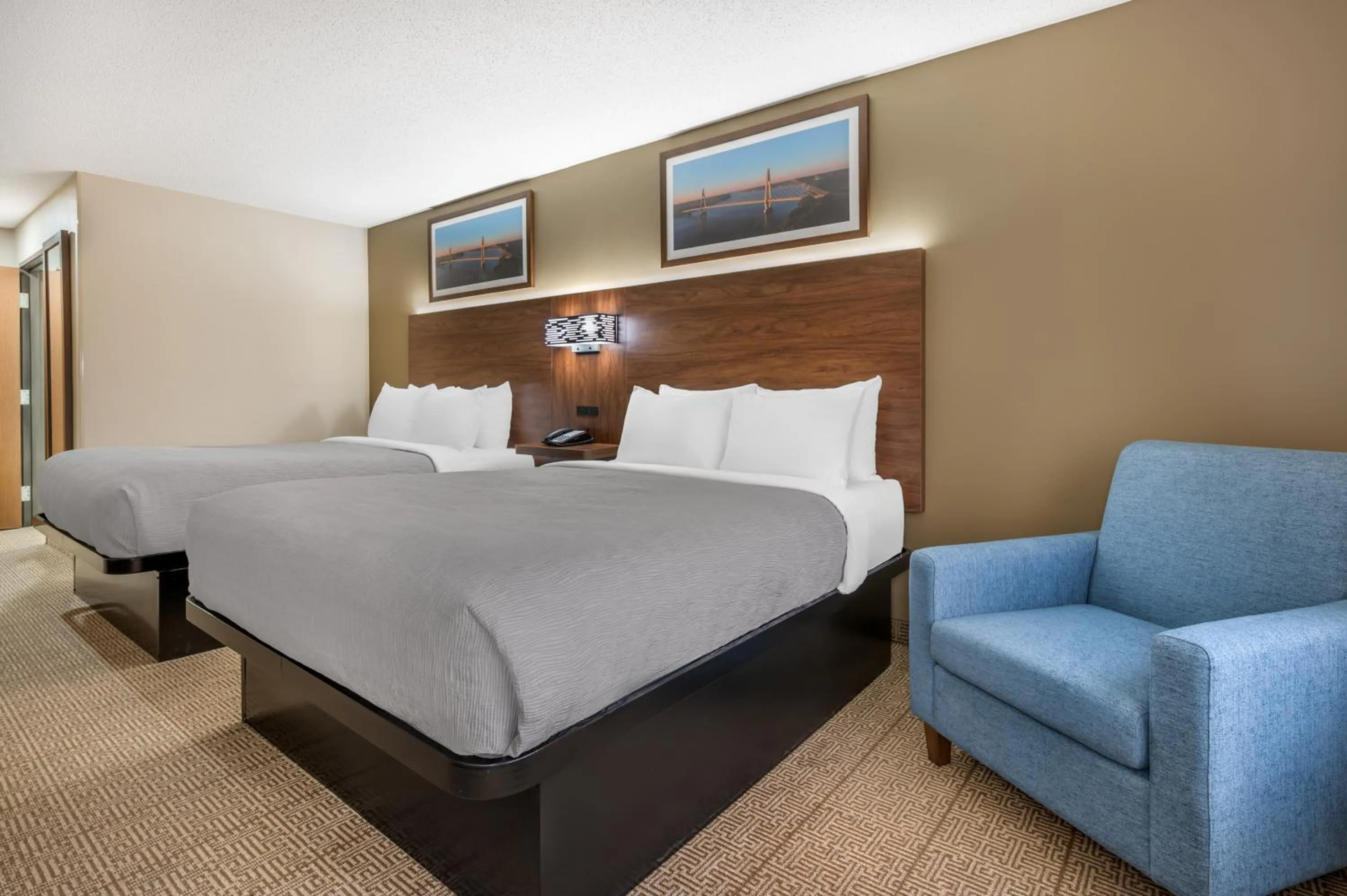 Bed in Quality Inn & Suites Rockport-Owensboro North GOLD AWARD WINNER